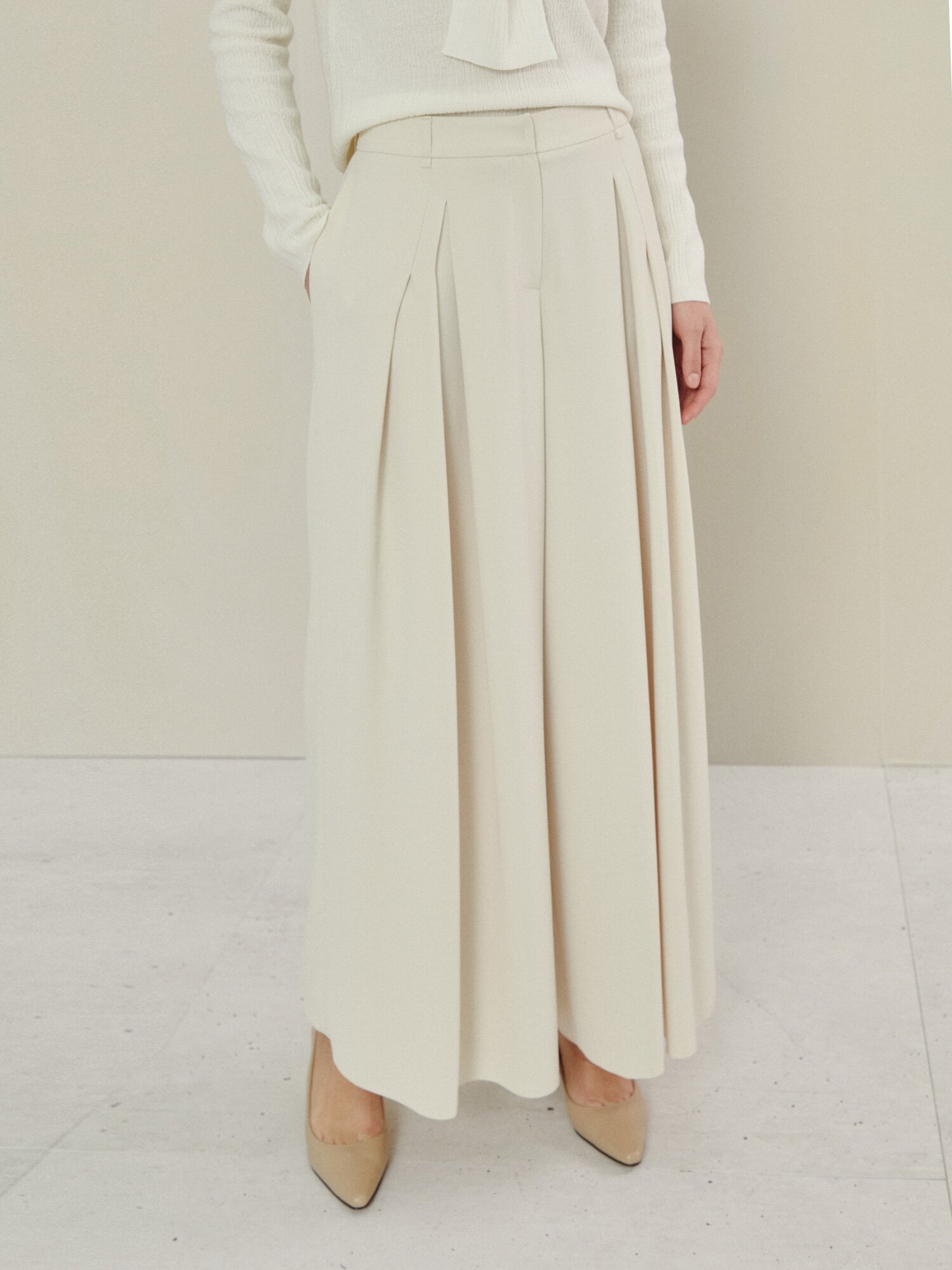 플로우 플리츠 롱 와이드 팬츠 (LIGHT BEIGE)