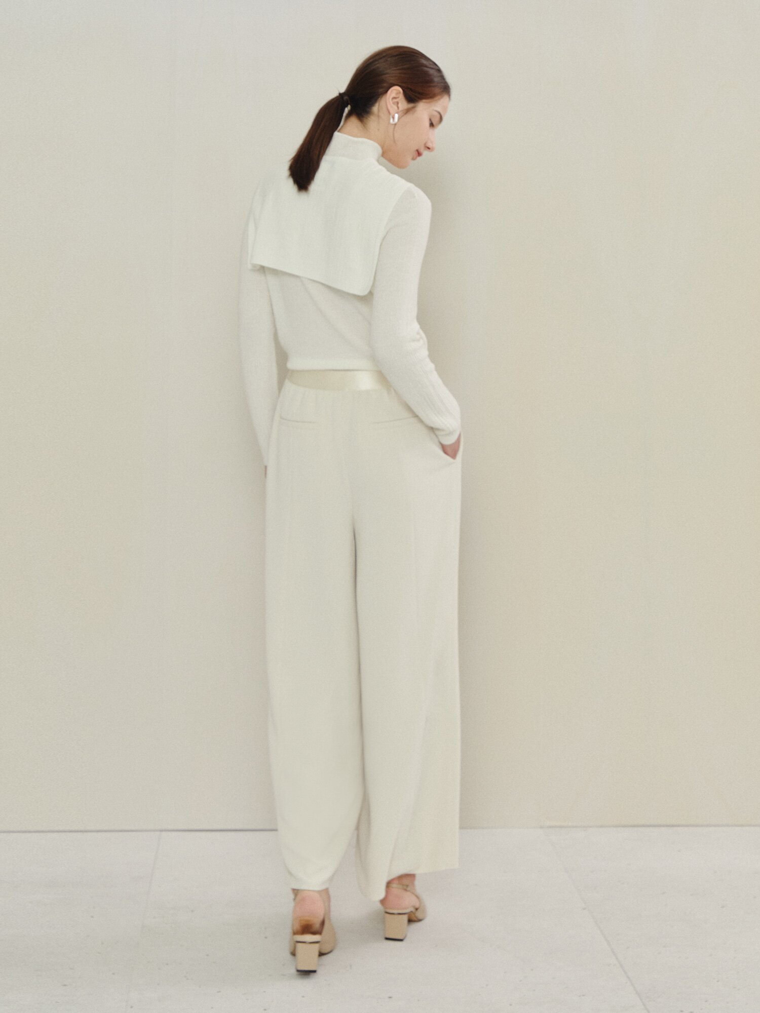 플로우 플리츠 롱 와이드 팬츠 (LIGHT BEIGE)