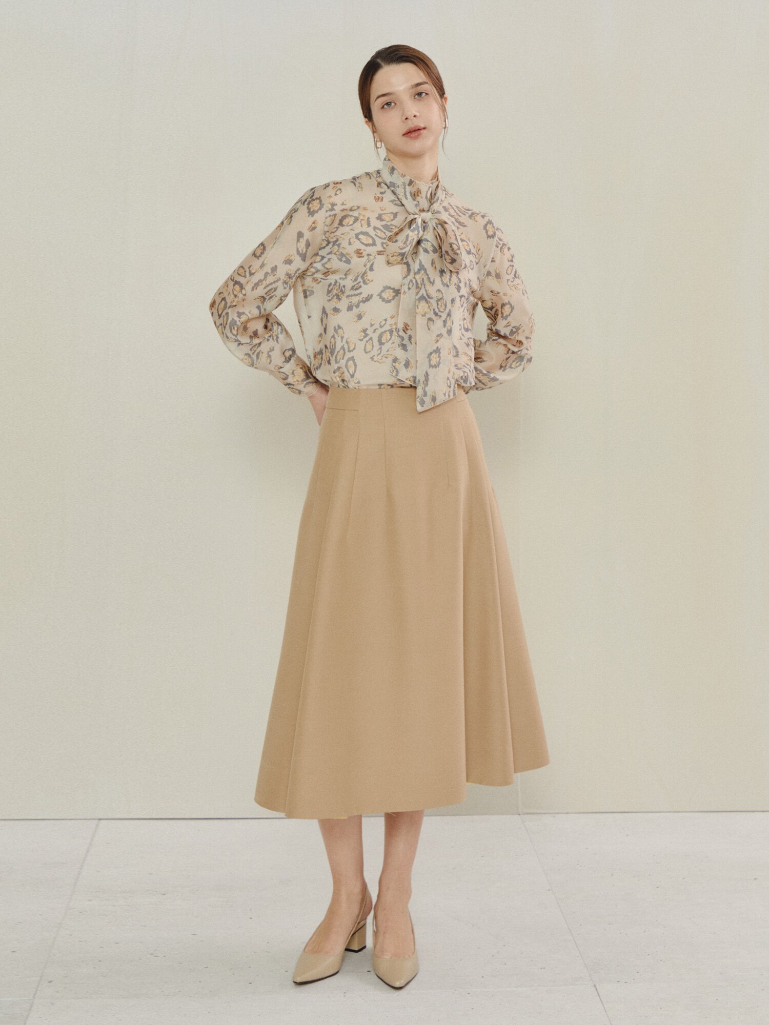 소프트 플레어 미디 스커트 (BEIGE)