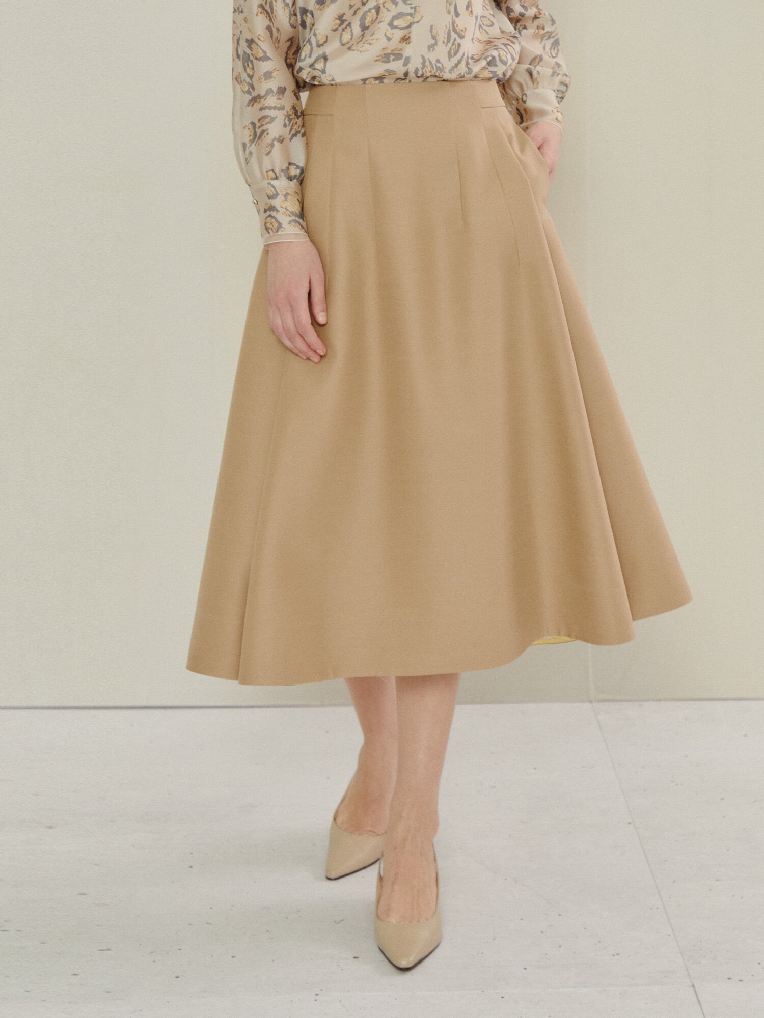 소프트 플레어 미디 스커트 (BEIGE)