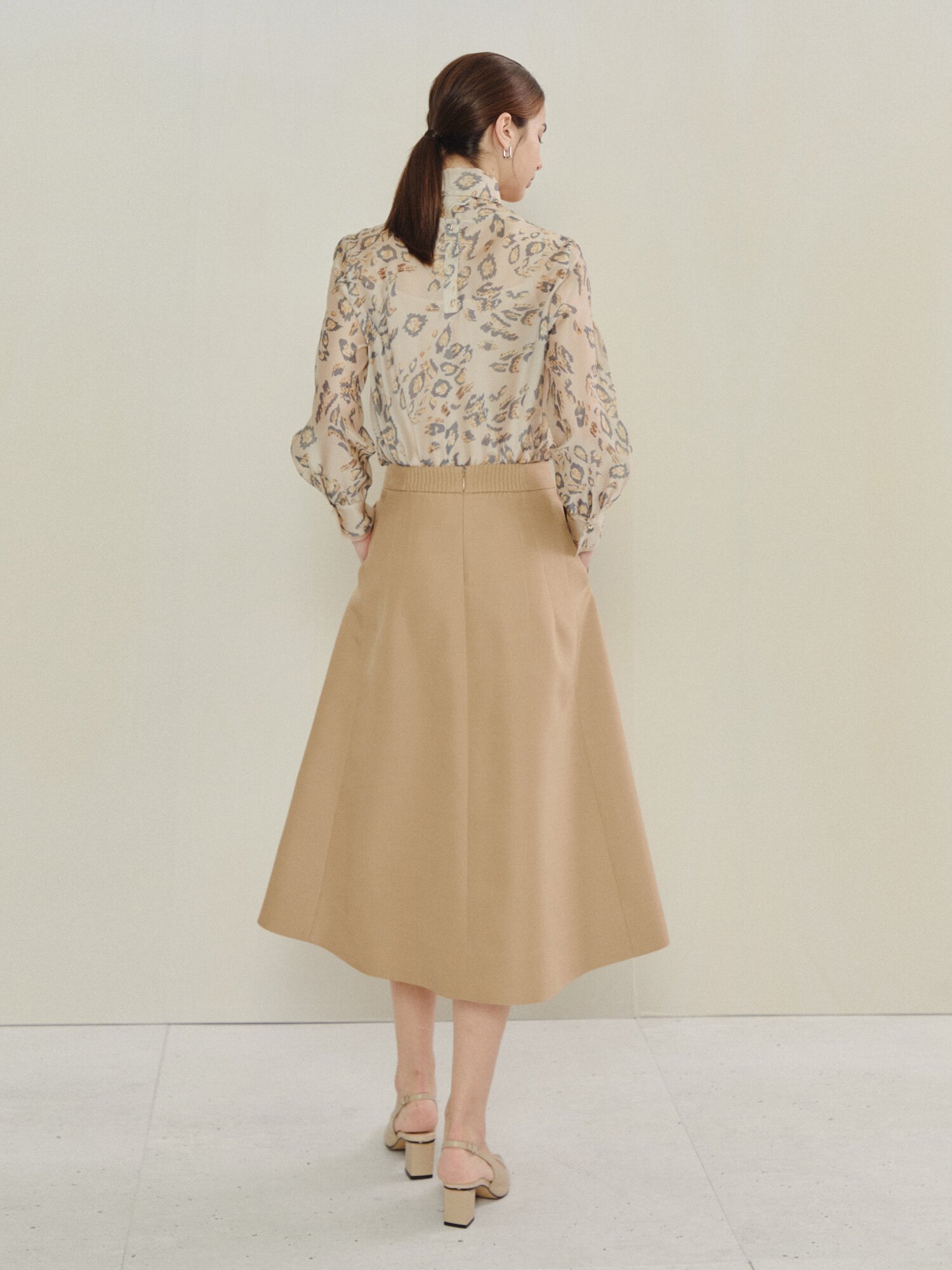 소프트 플레어 미디 스커트 (BEIGE)