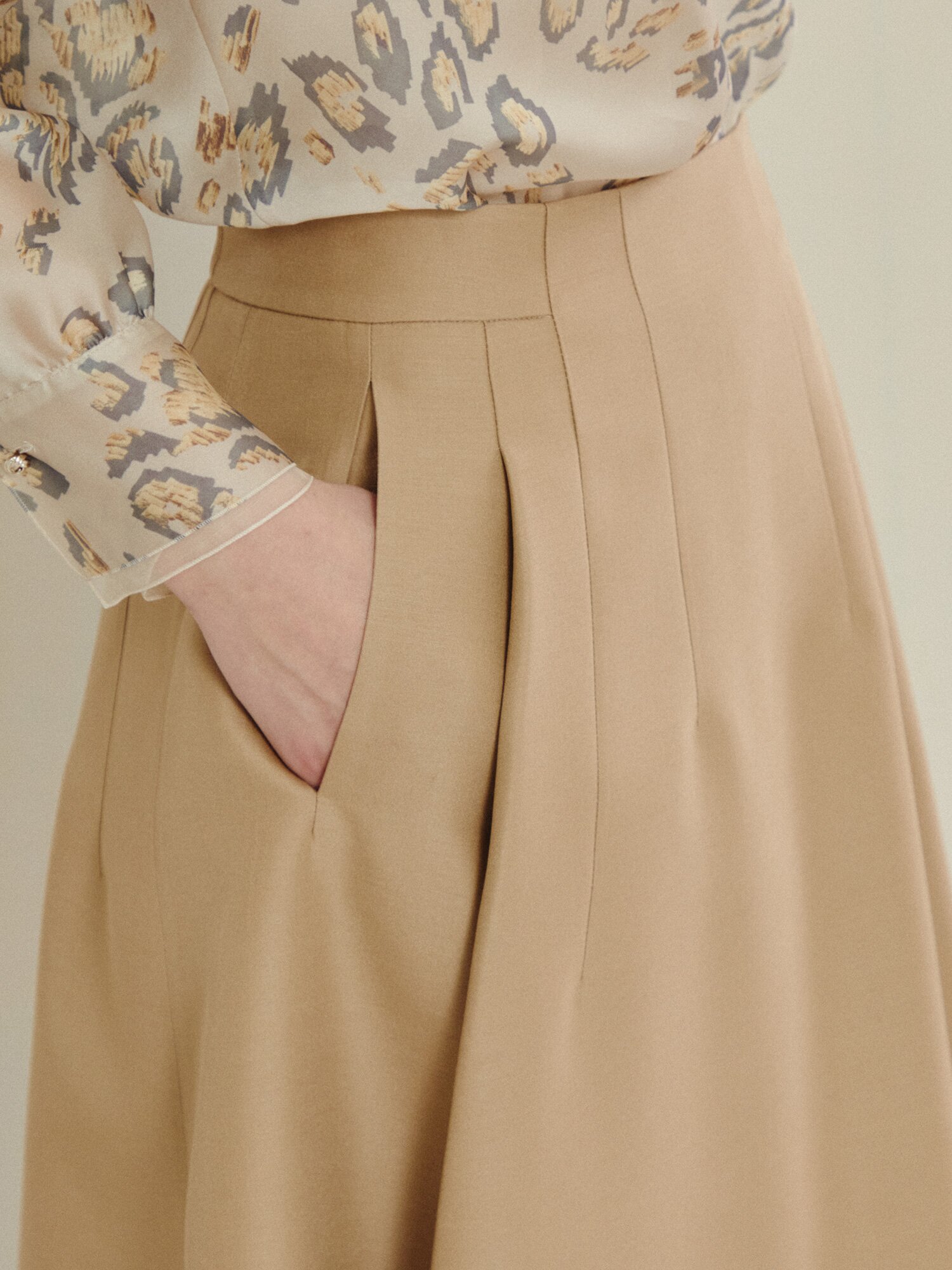 소프트 플레어 미디 스커트 (BEIGE)