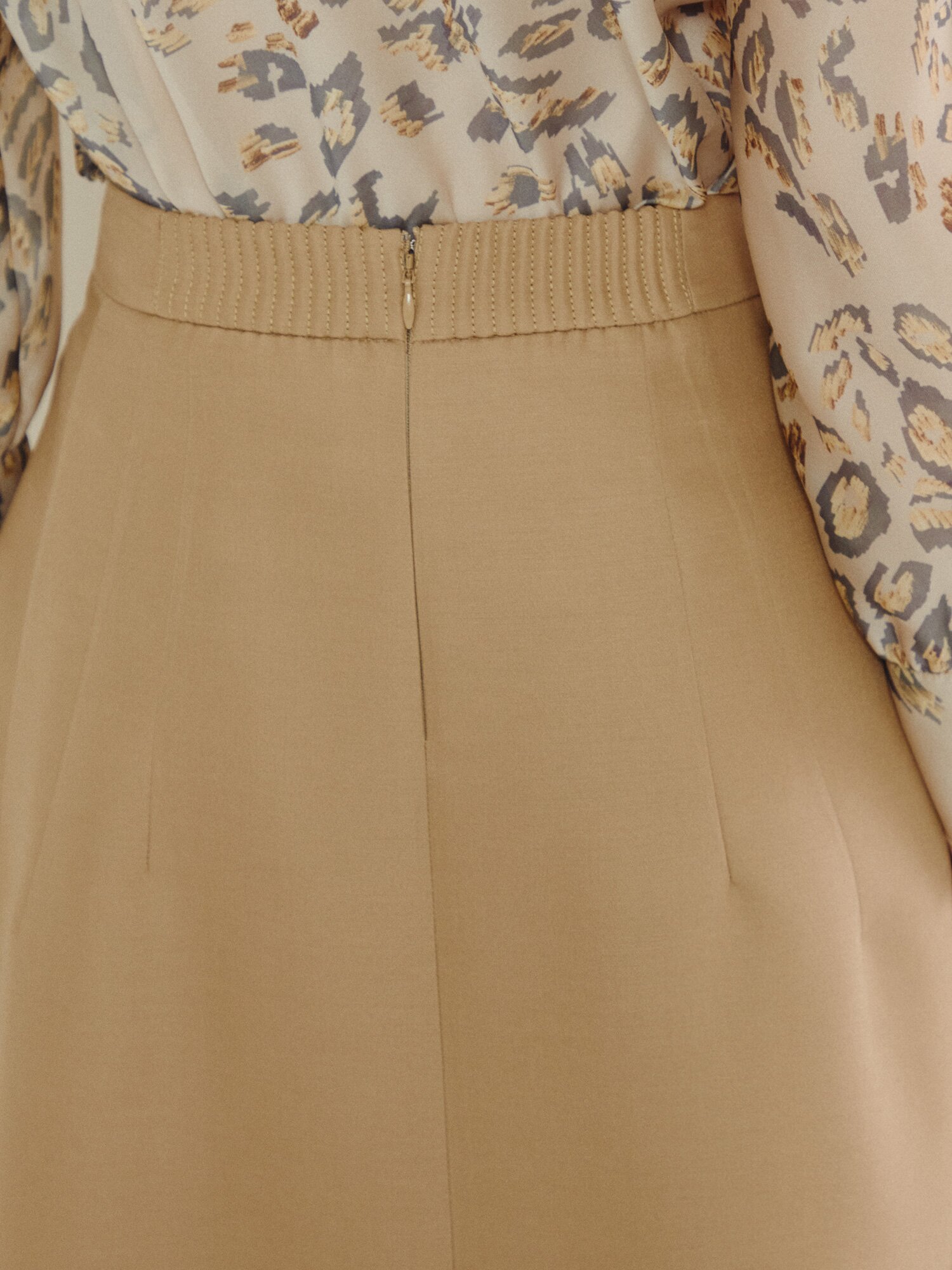 소프트 플레어 미디 스커트 (BEIGE)