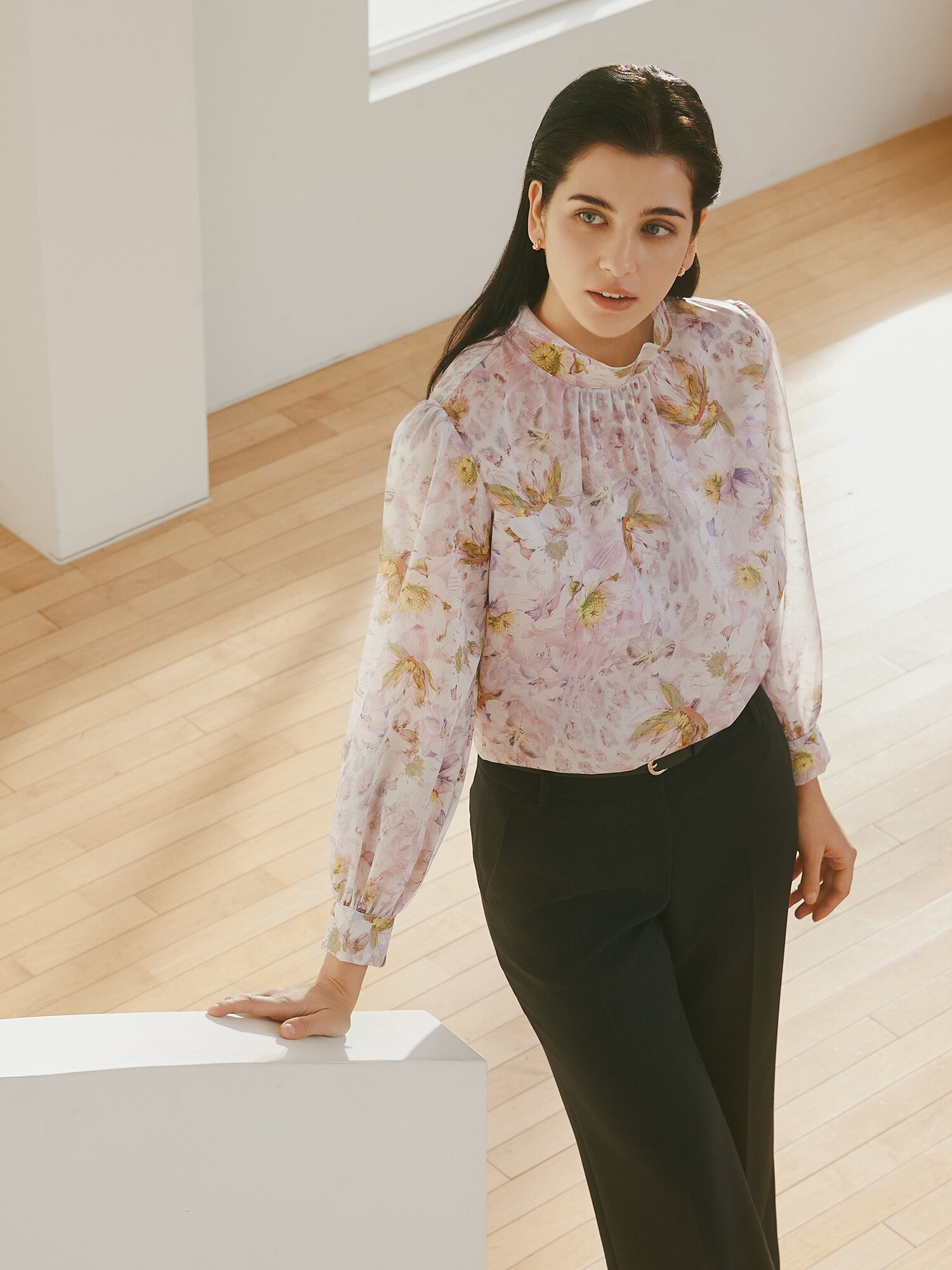 백 스트랩 셔링 하이넥 블라우스 (PRINT PINK)