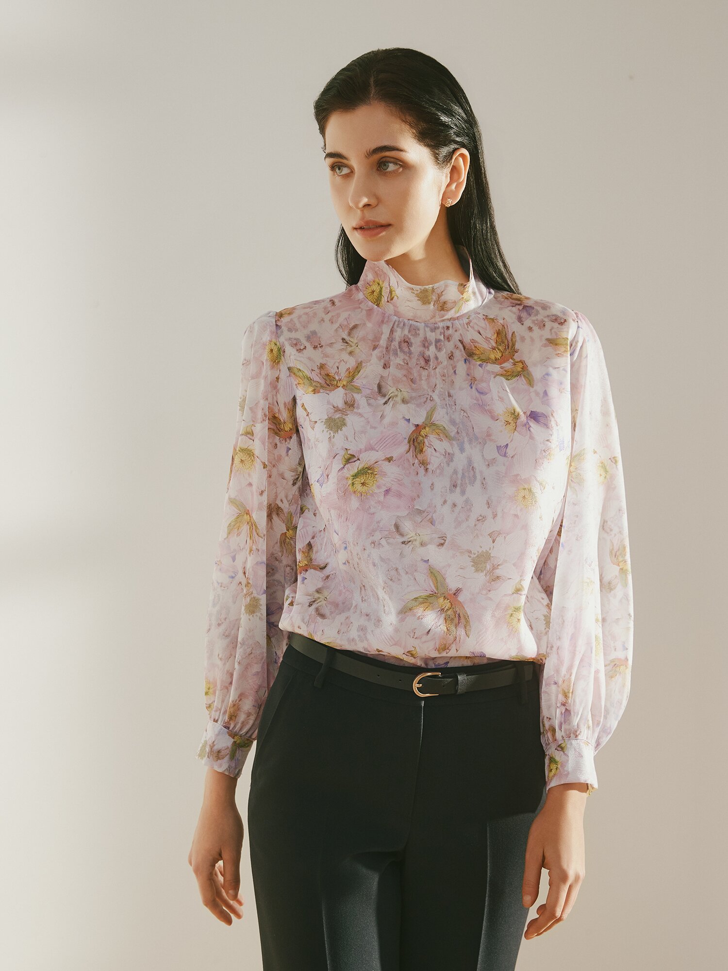 백 스트랩 셔링 하이넥 블라우스 (PRINT PINK)