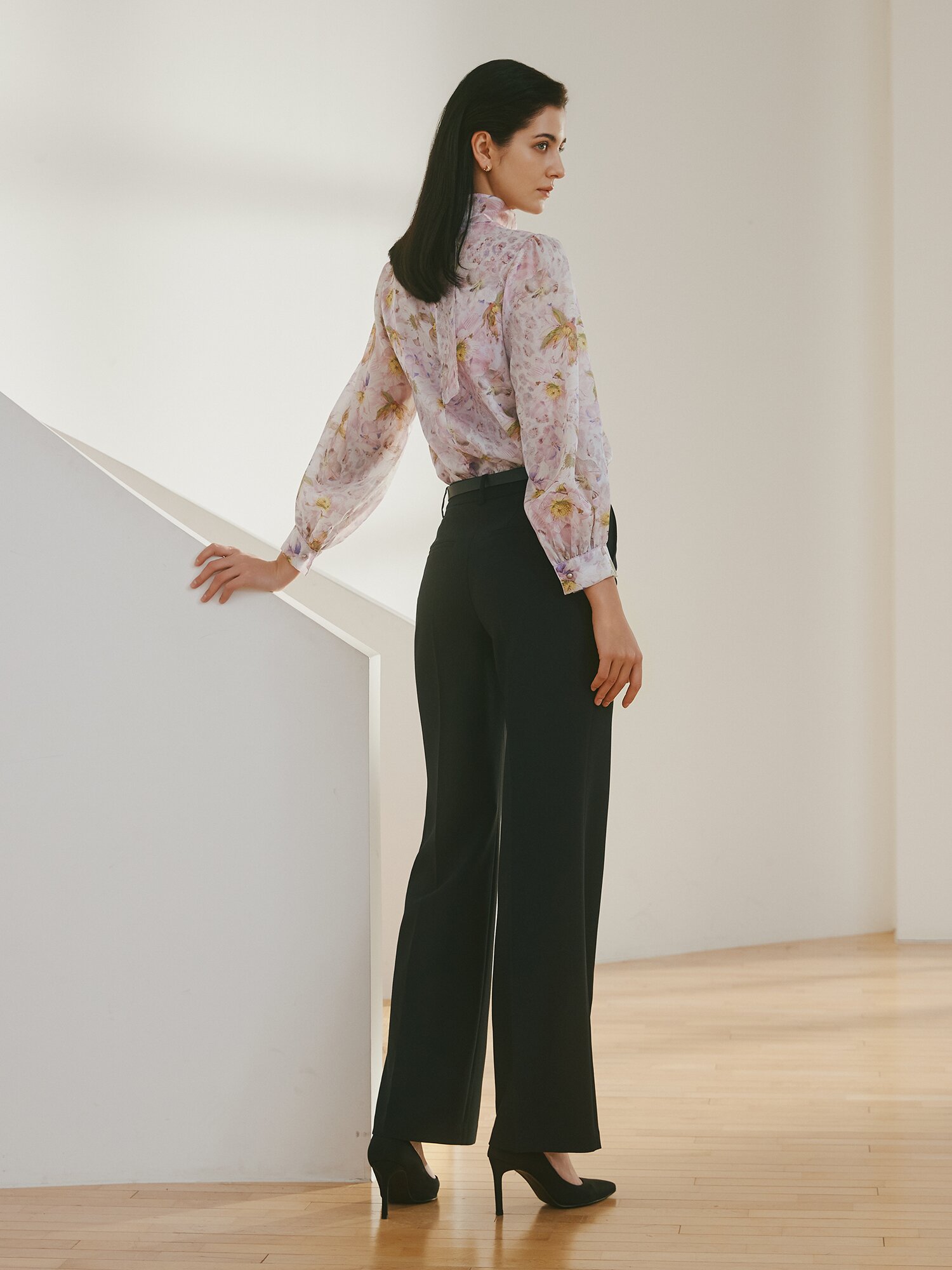 백 스트랩 셔링 하이넥 블라우스 (PRINT PINK)