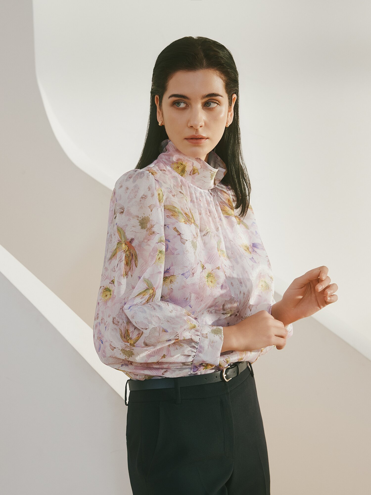 백 스트랩 셔링 하이넥 블라우스 (PRINT PINK)