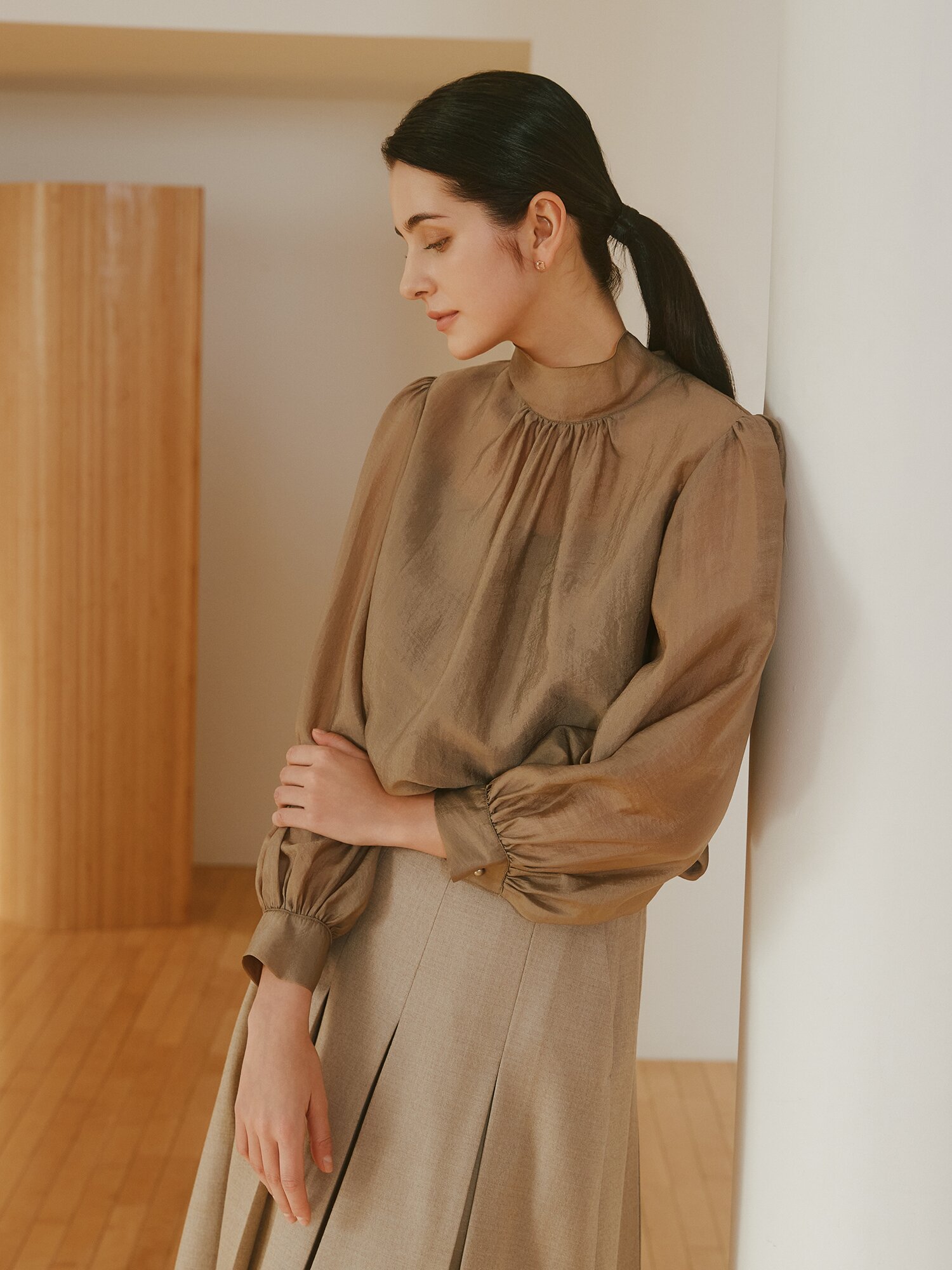 백 스트랩 셔링 하이넥 블라우스 (BEIGE)