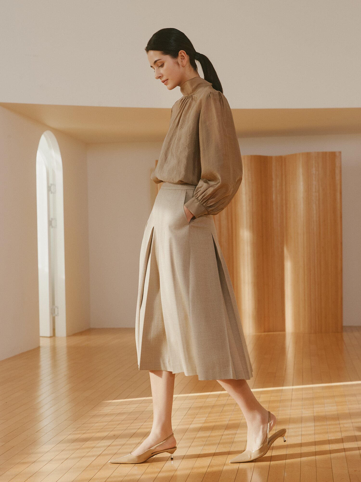 백 스트랩 셔링 하이넥 블라우스 (BEIGE)