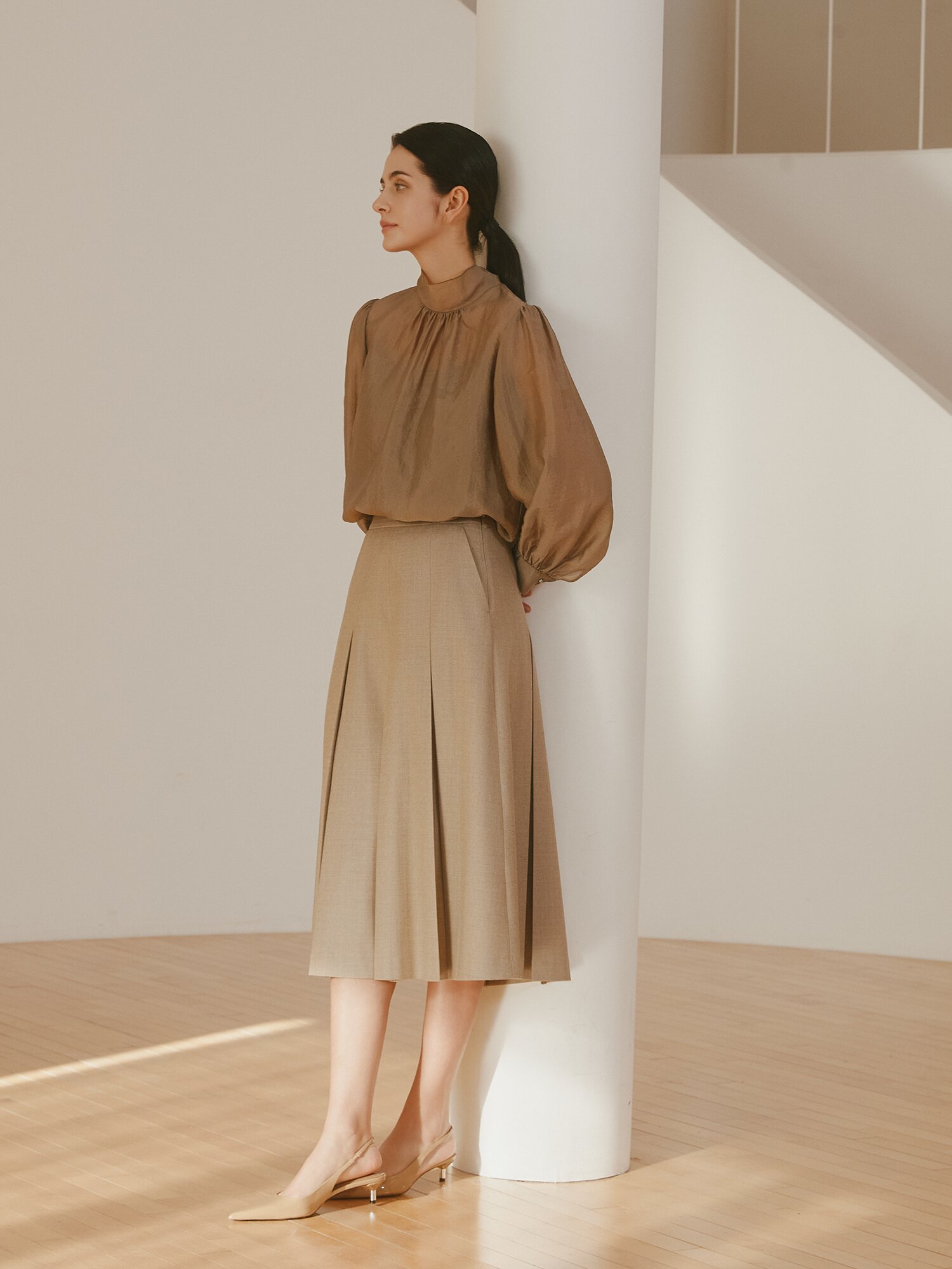 백 스트랩 셔링 하이넥 블라우스 (BEIGE)