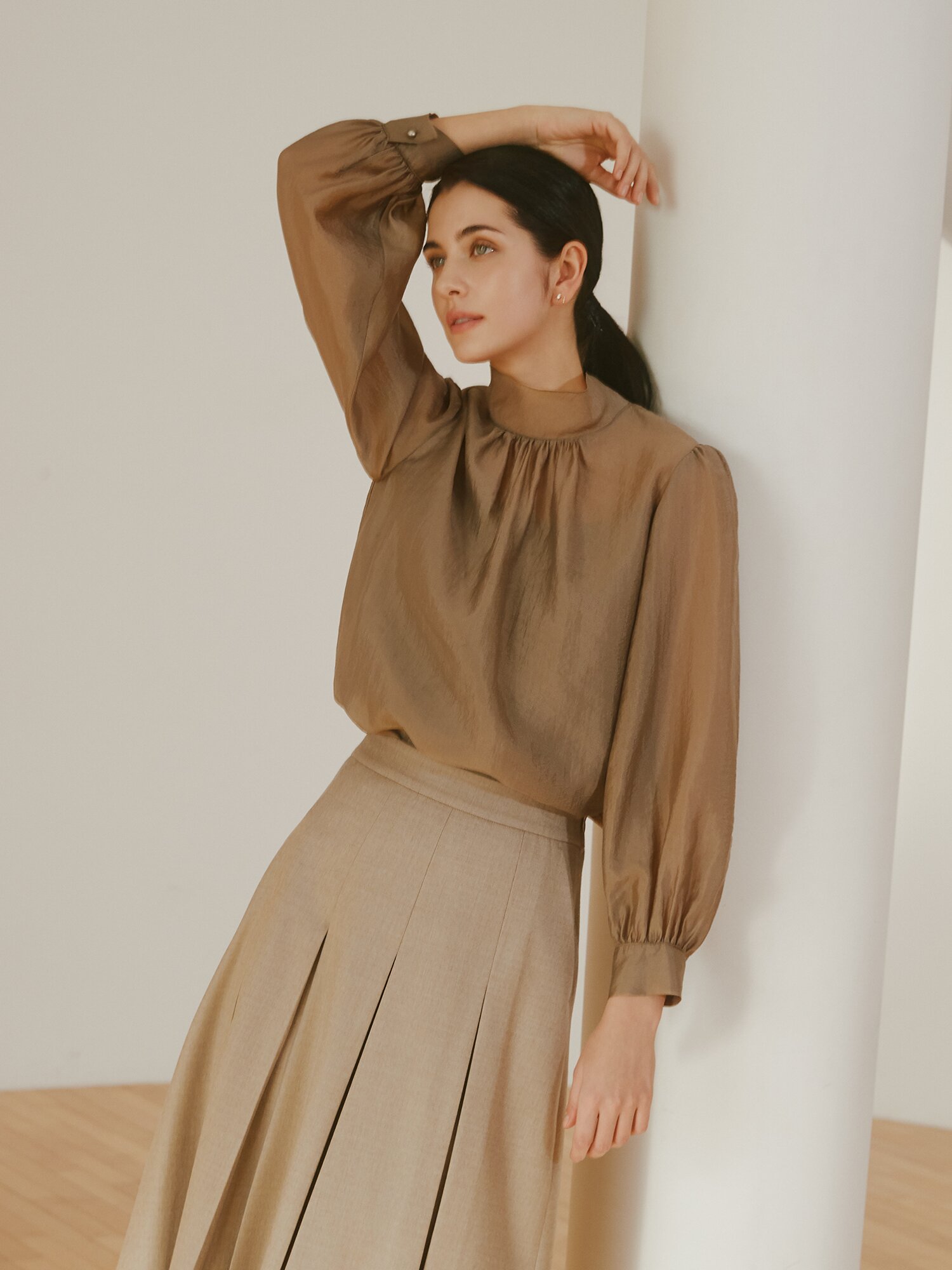 백 스트랩 셔링 하이넥 블라우스 (BEIGE)