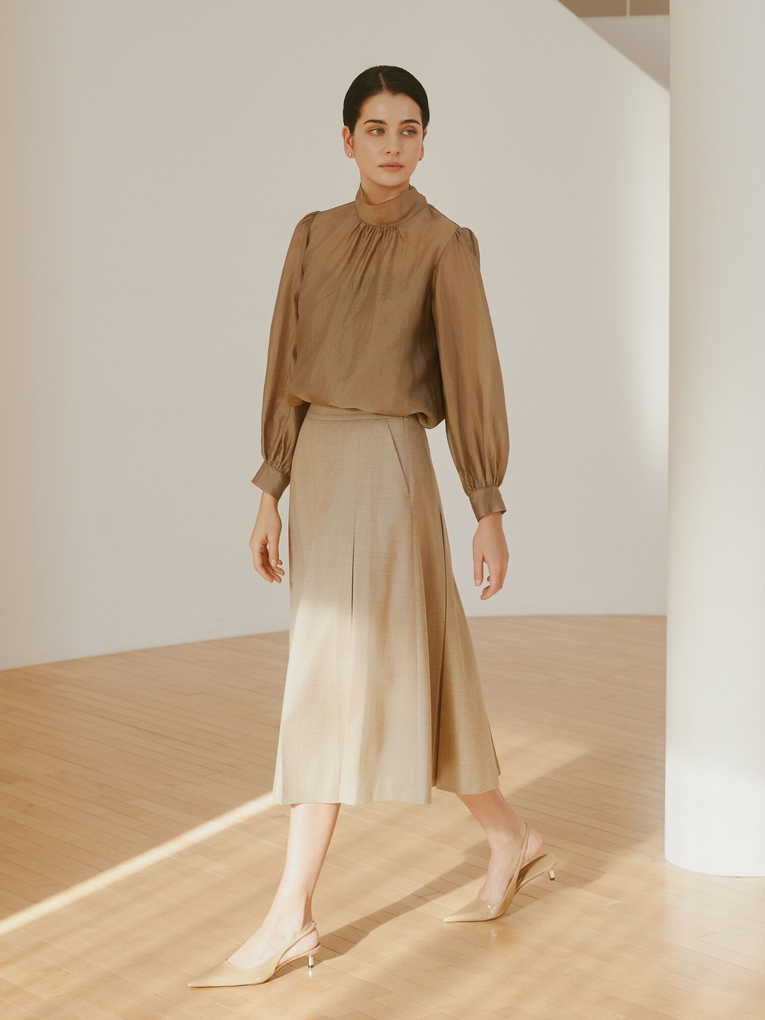 백 스트랩 셔링 하이넥 블라우스 (BEIGE)