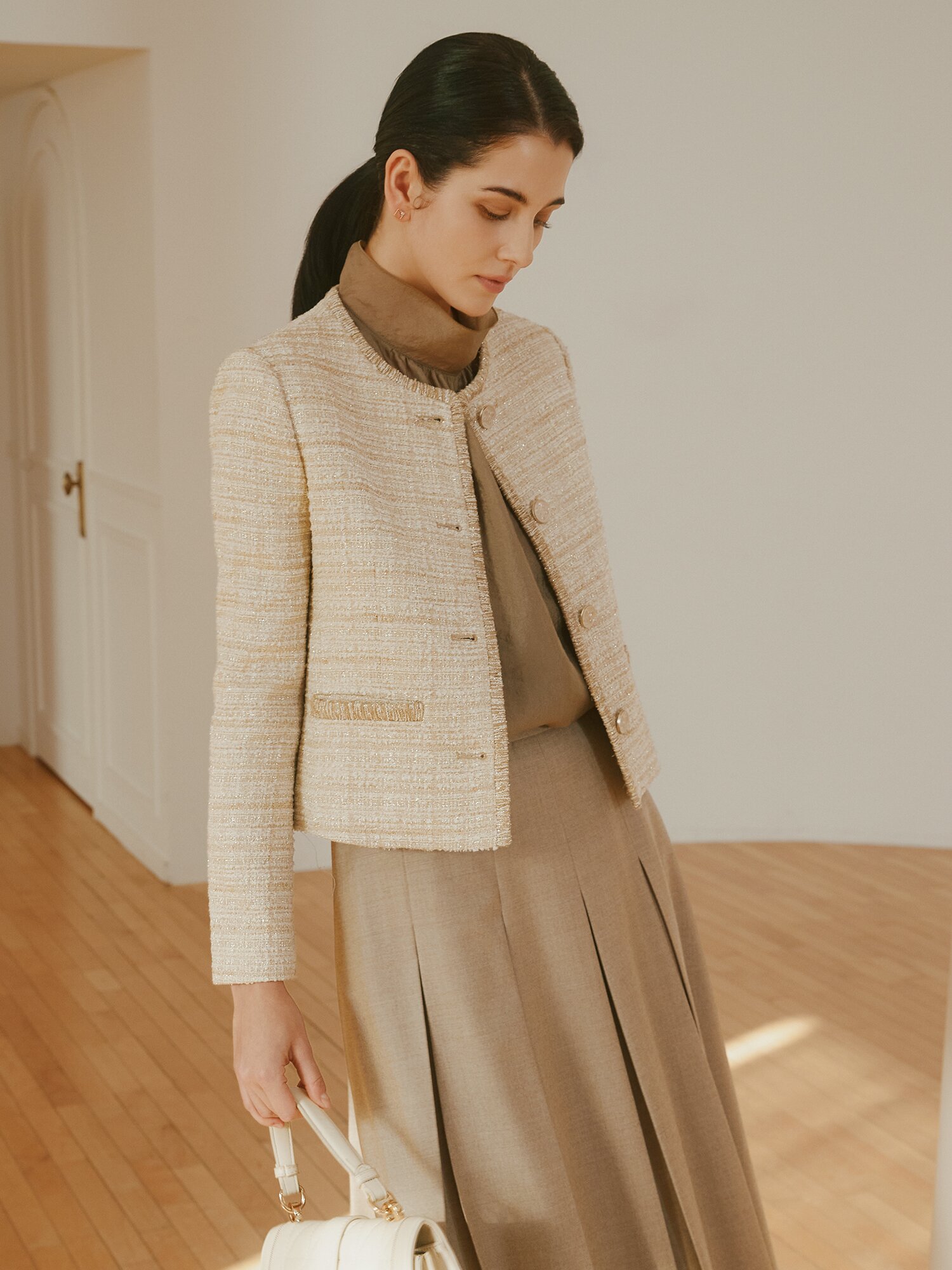 백 스트랩 셔링 하이넥 블라우스 (BEIGE)