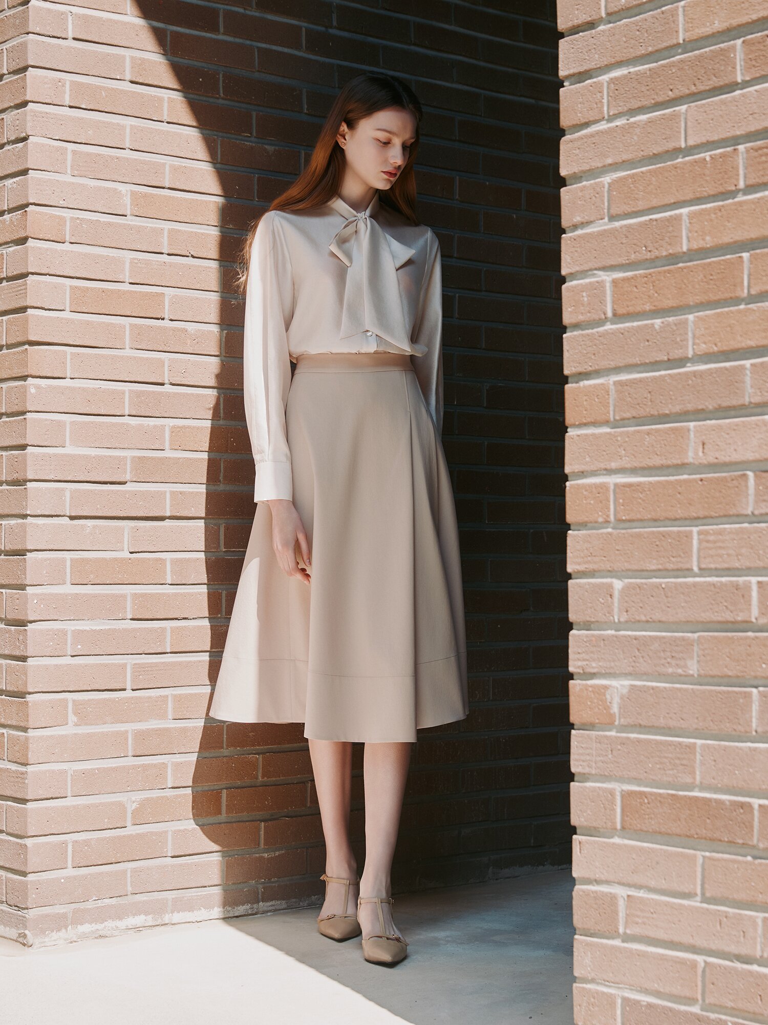 언밸런스 턱 백 밴딩 플레어 스커트 (BEIGE)
