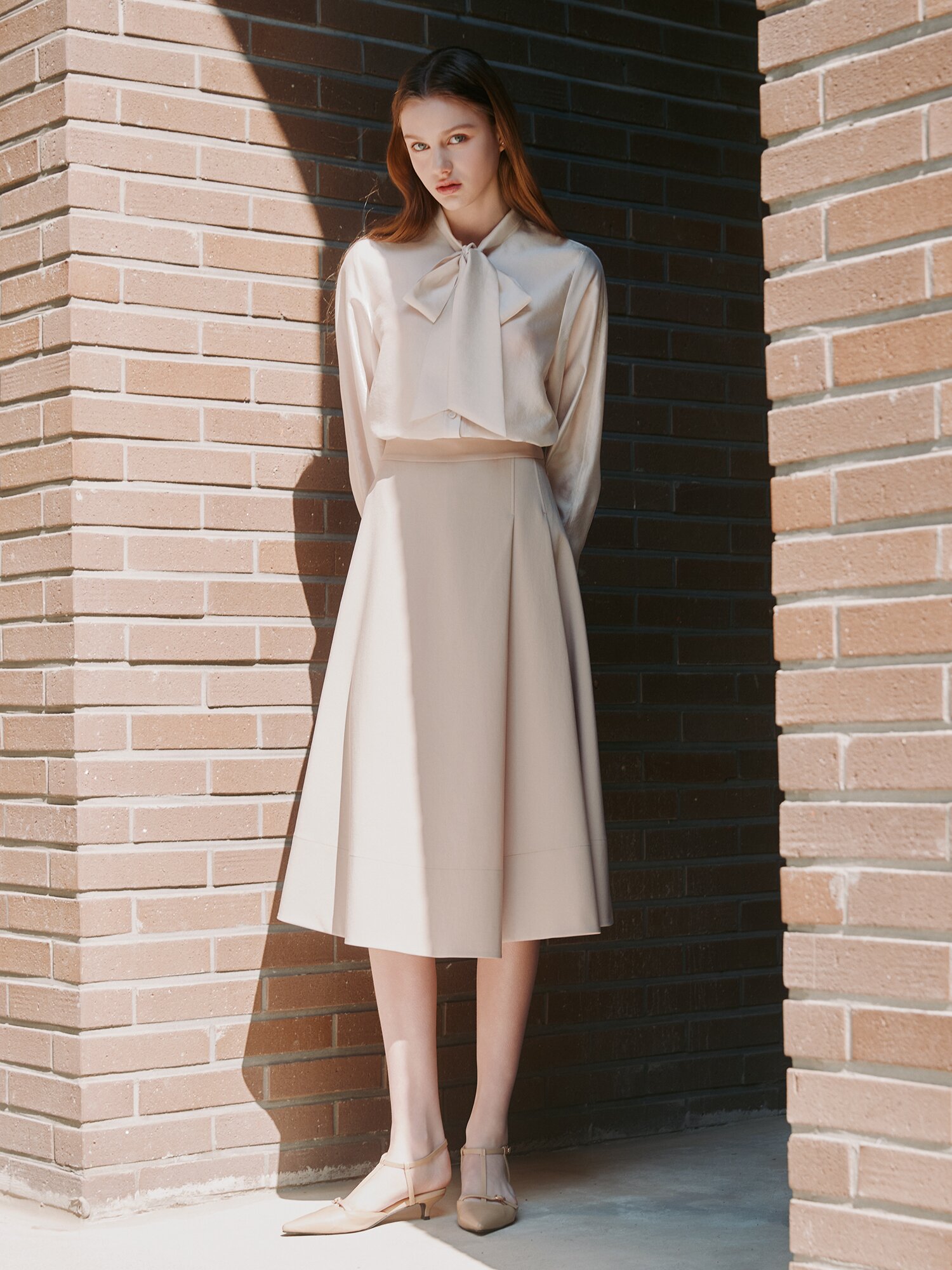 언밸런스 턱 백 밴딩 플레어 스커트 (BEIGE)