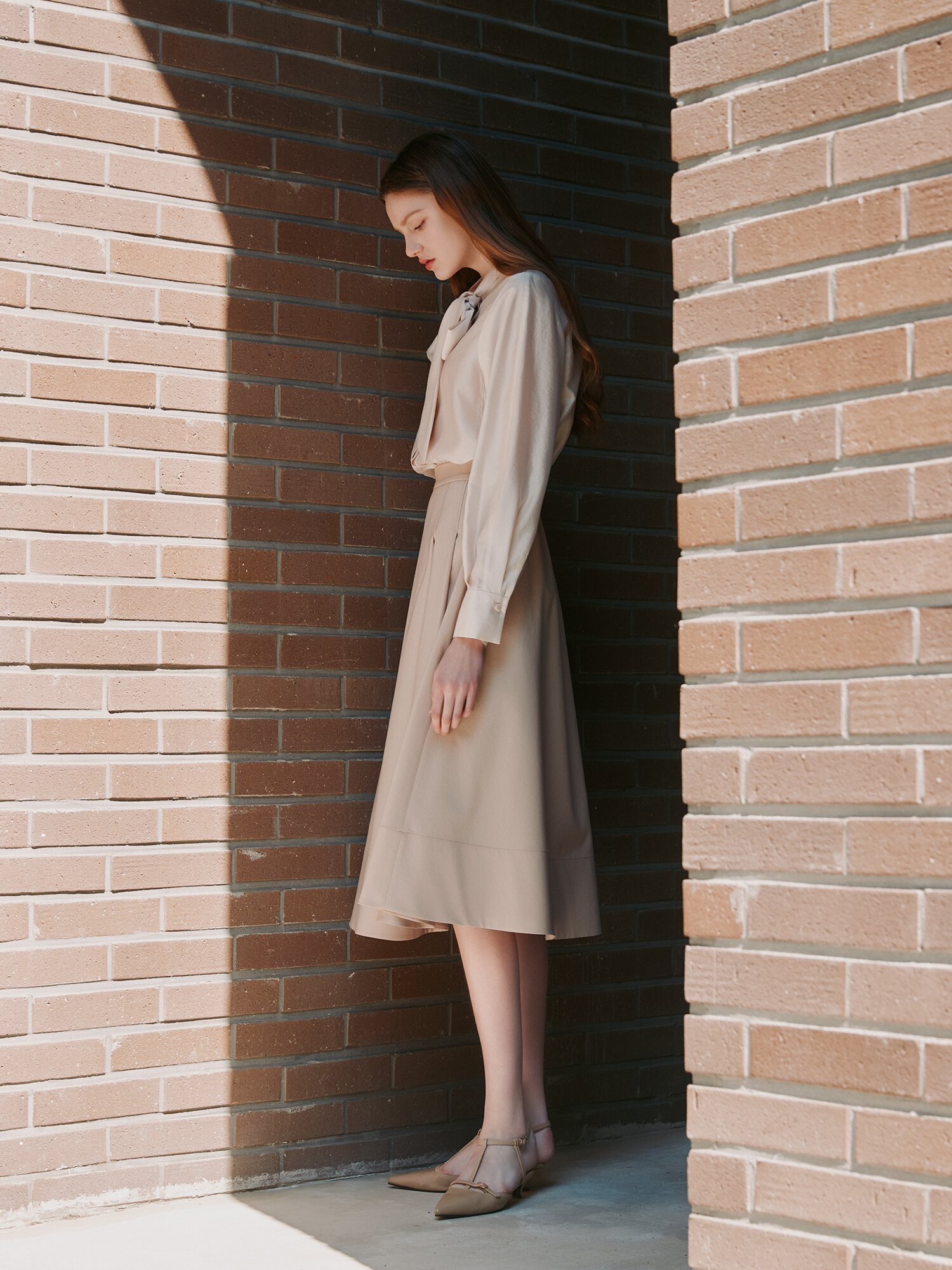 언밸런스 턱 백 밴딩 플레어 스커트 (BEIGE)