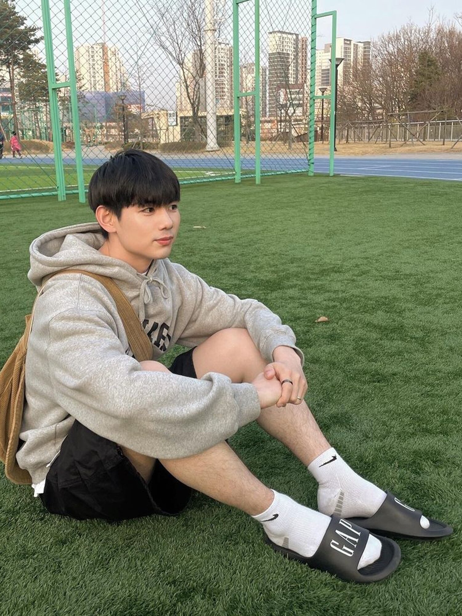 GAP 라인 슬리퍼 그레이