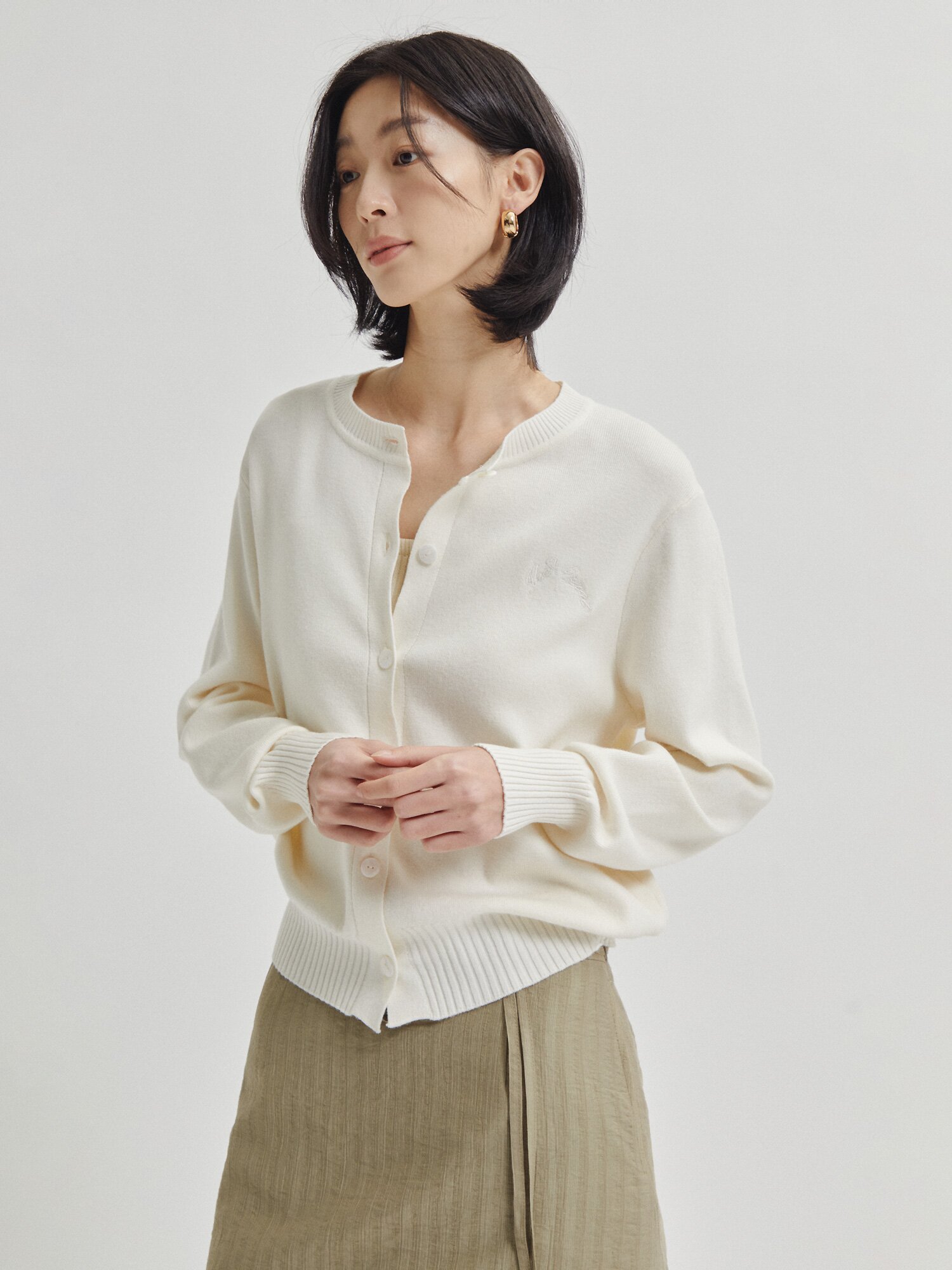 레터링 자수 라운드넥 가디건 (IVORY)