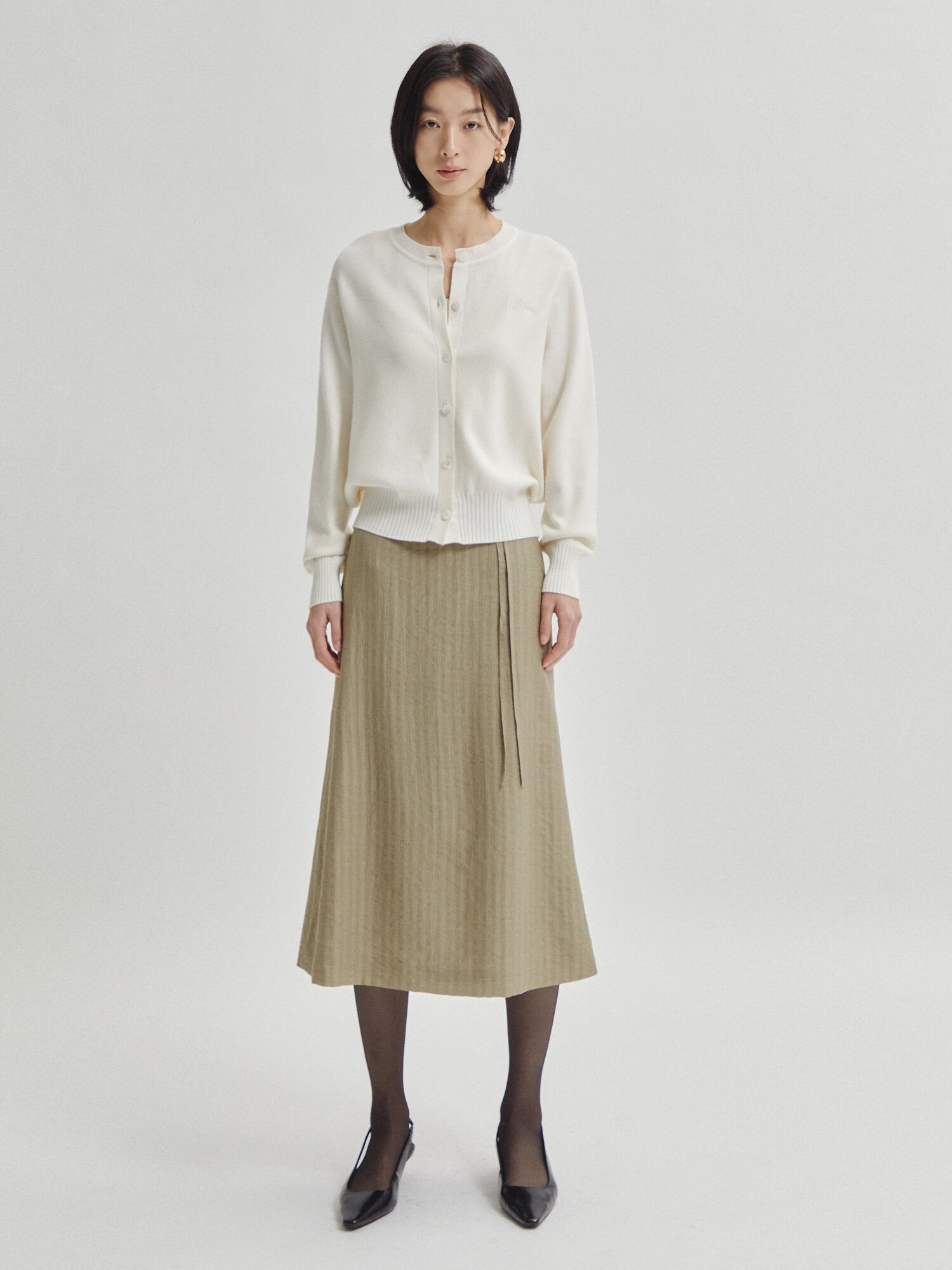 레터링 자수 라운드넥 가디건 (IVORY)