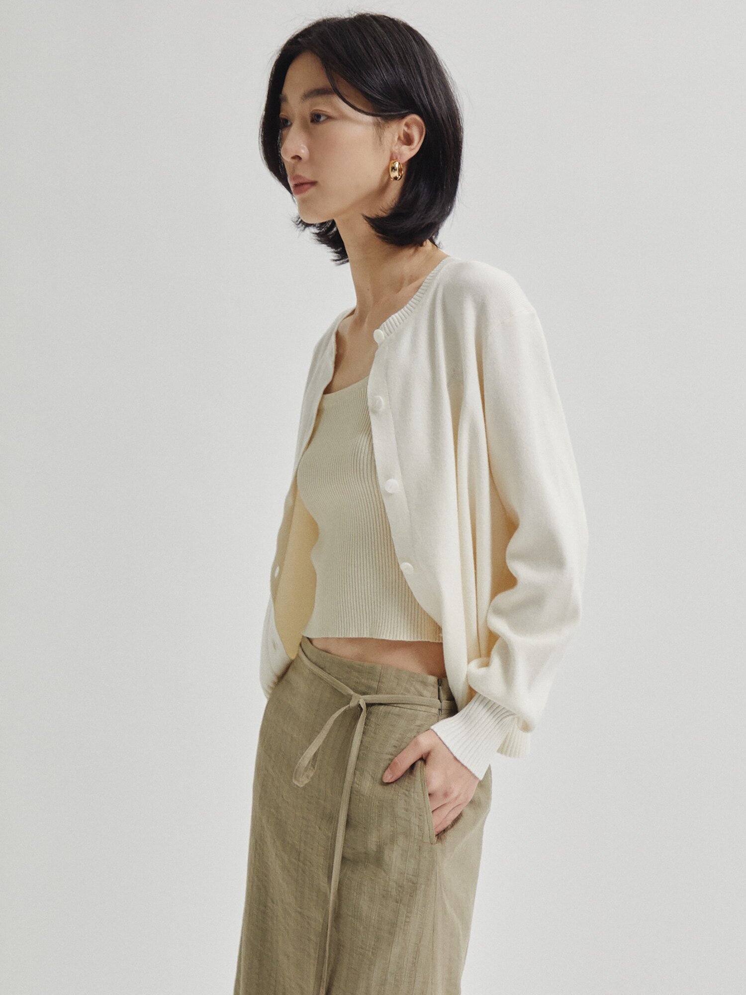 레터링 자수 라운드넥 가디건 (IVORY)