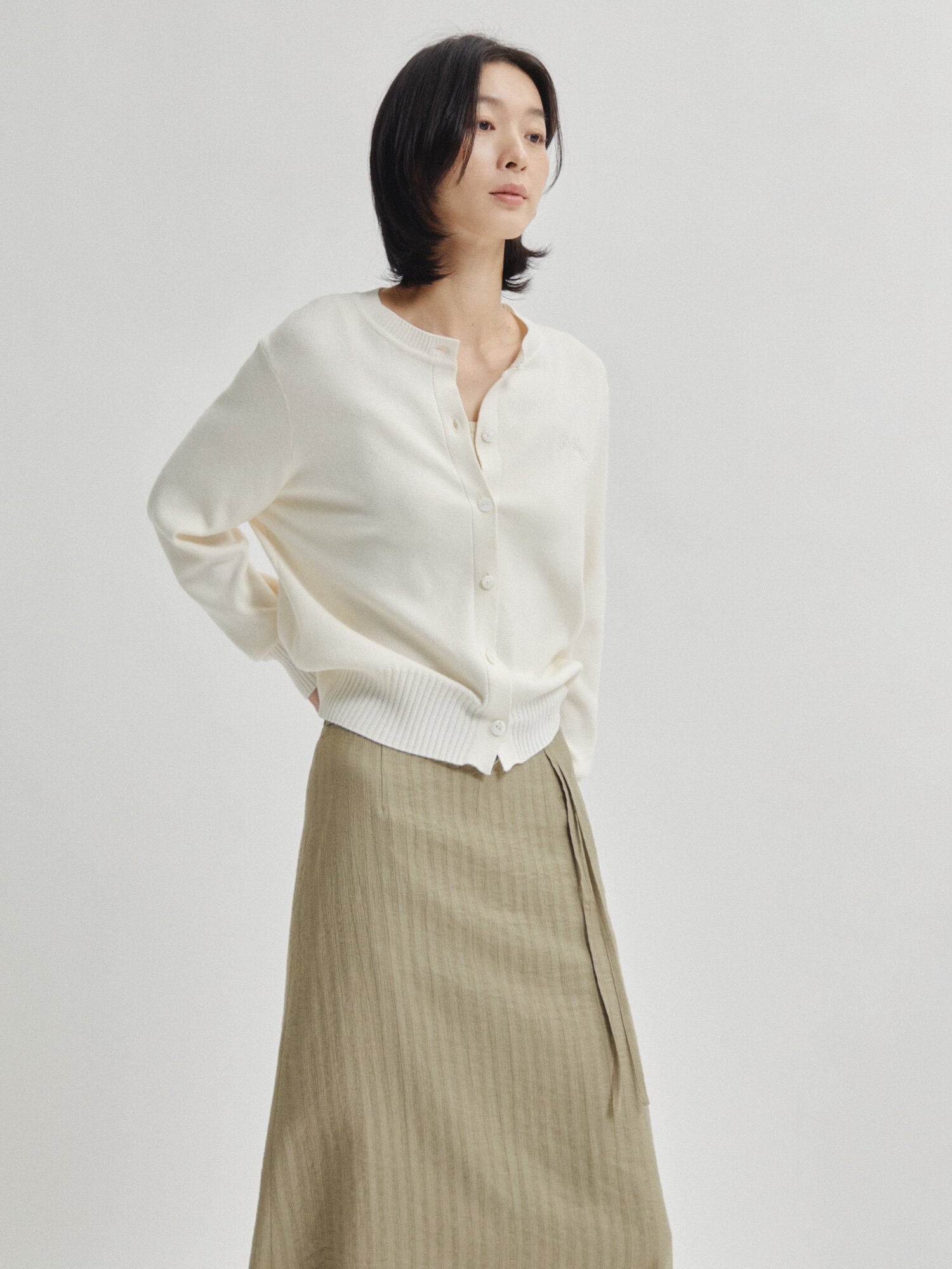 레터링 자수 라운드넥 가디건 (IVORY)