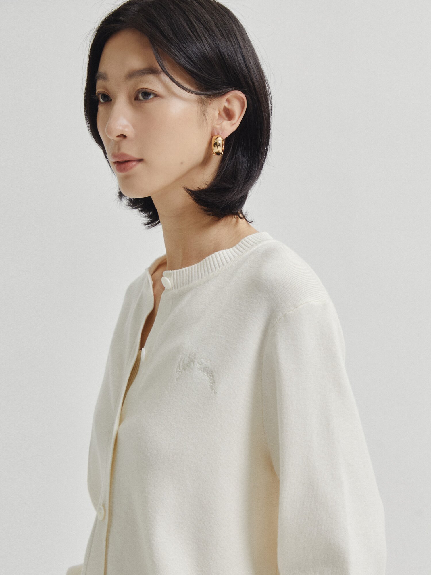 레터링 자수 라운드넥 가디건 (IVORY)
