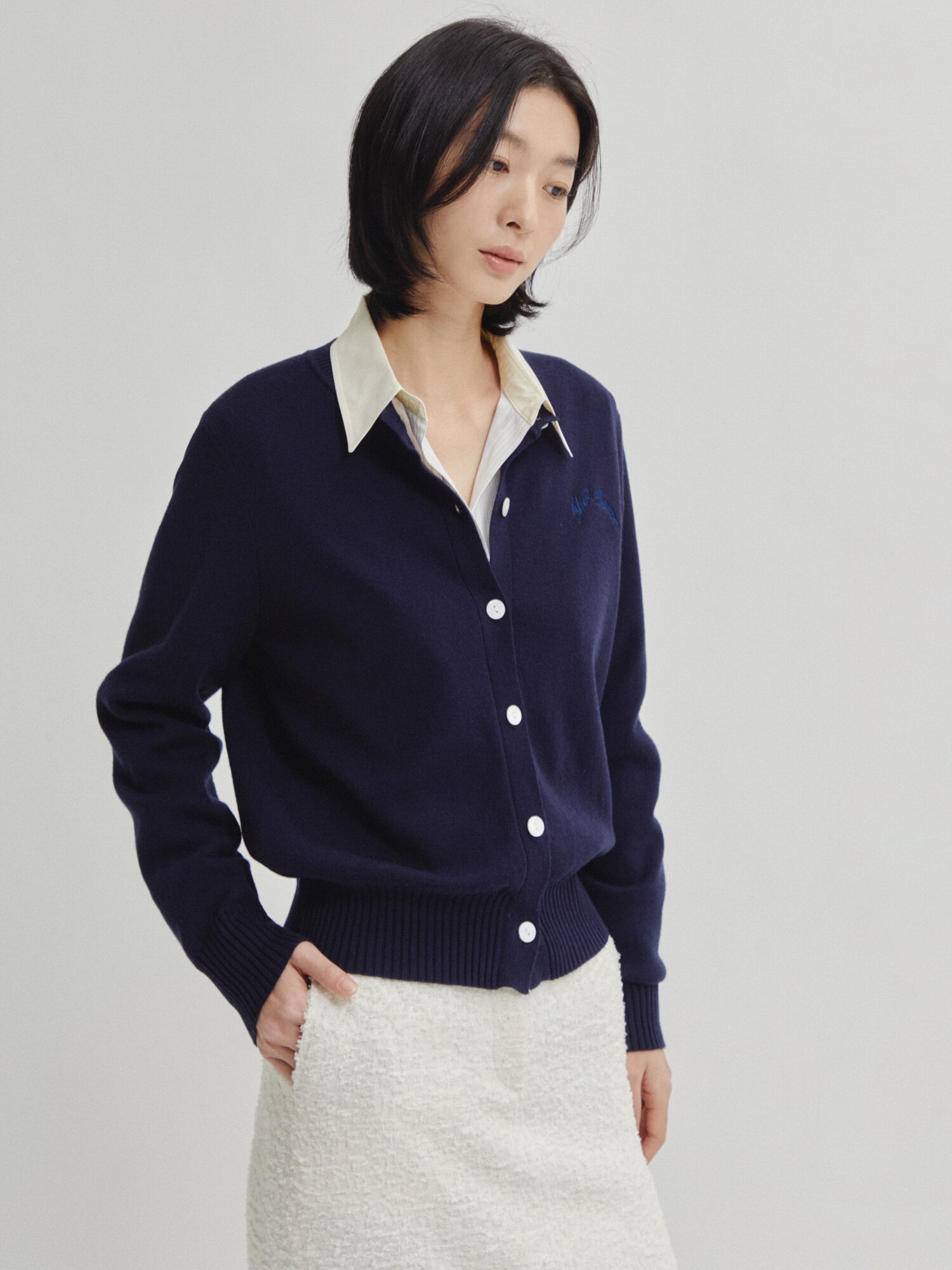 레터링 자수 라운드넥 가디건 (NAVY)