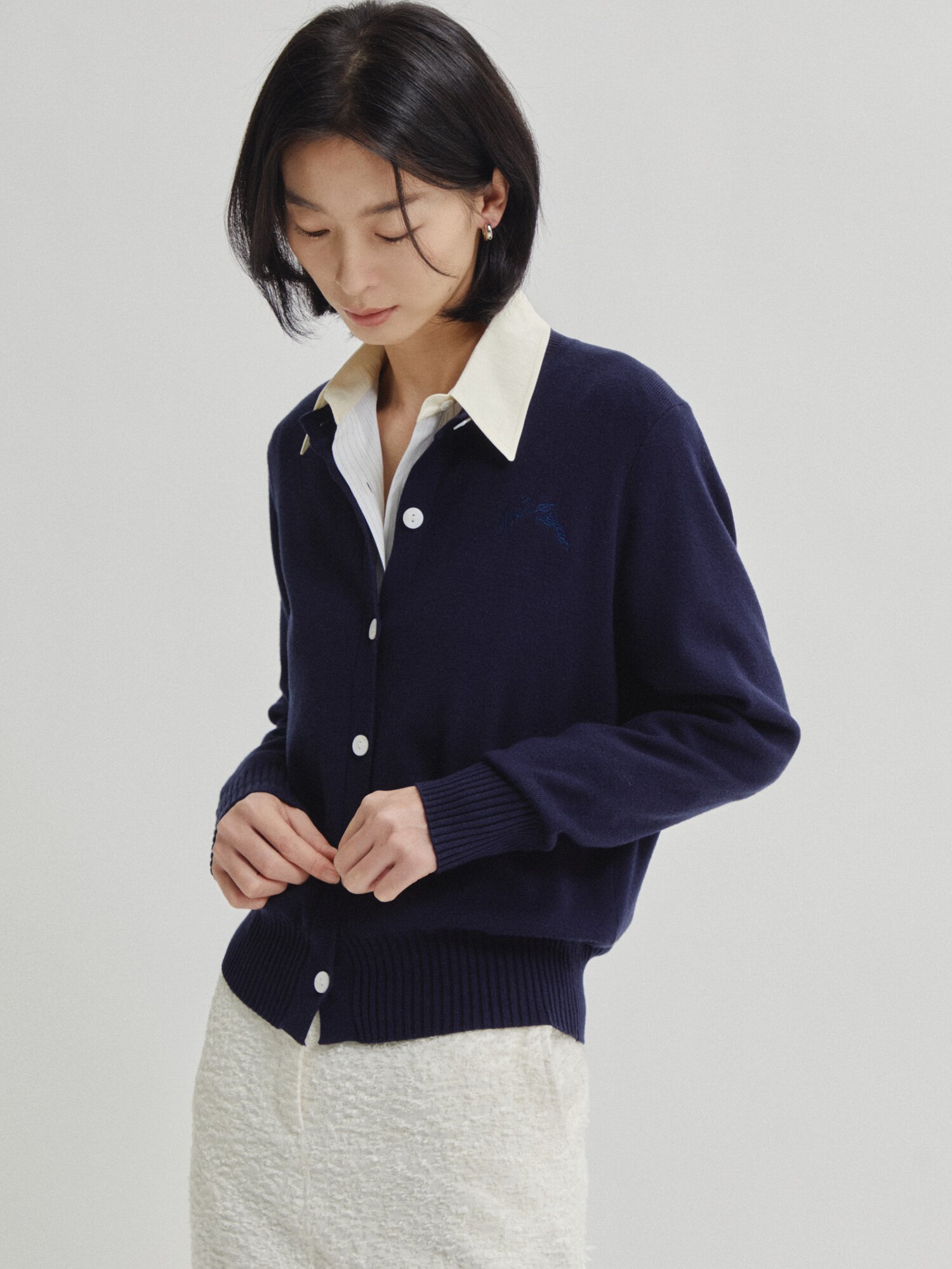 레터링 자수 라운드넥 가디건 (NAVY)