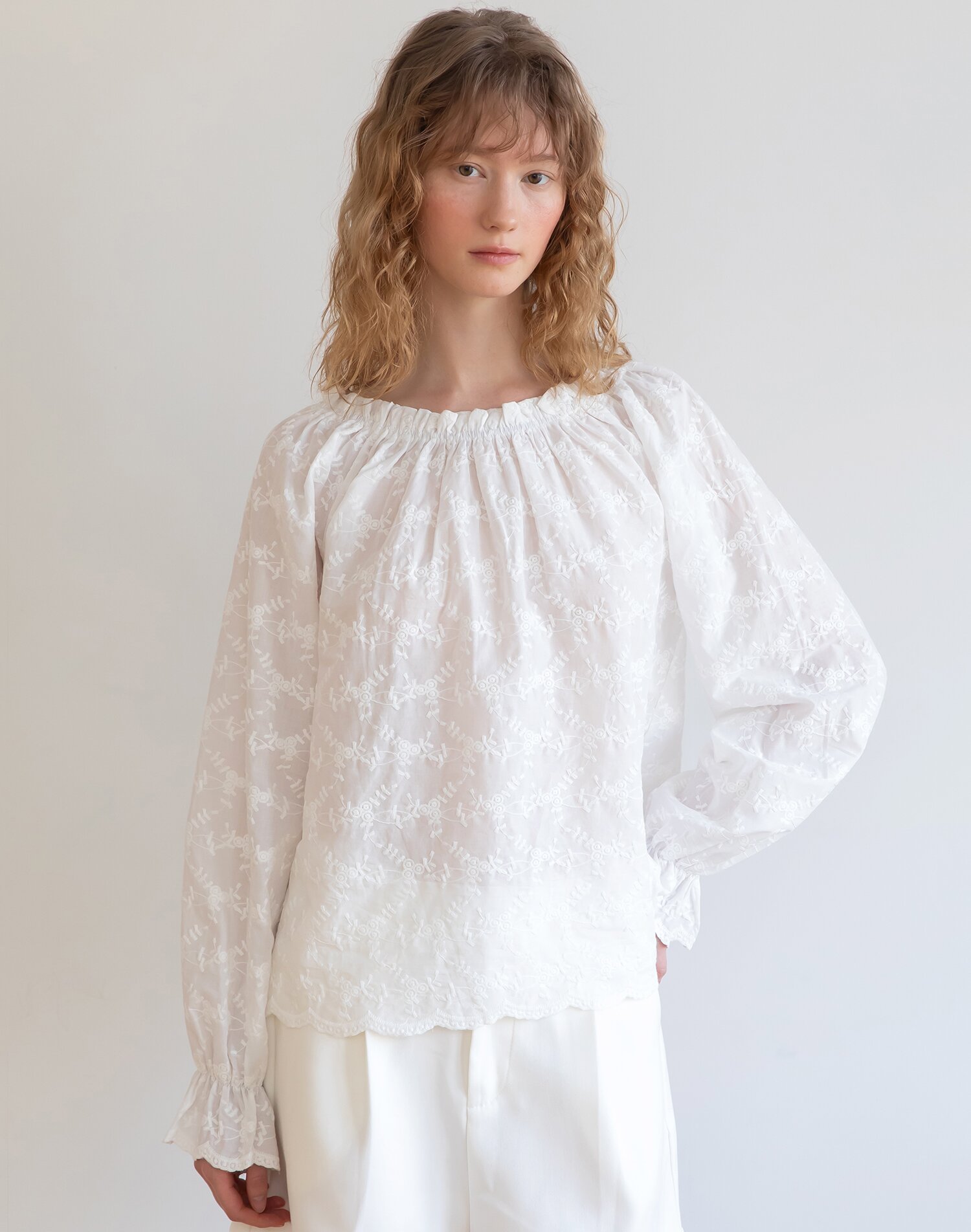 Round shirring blouse_White