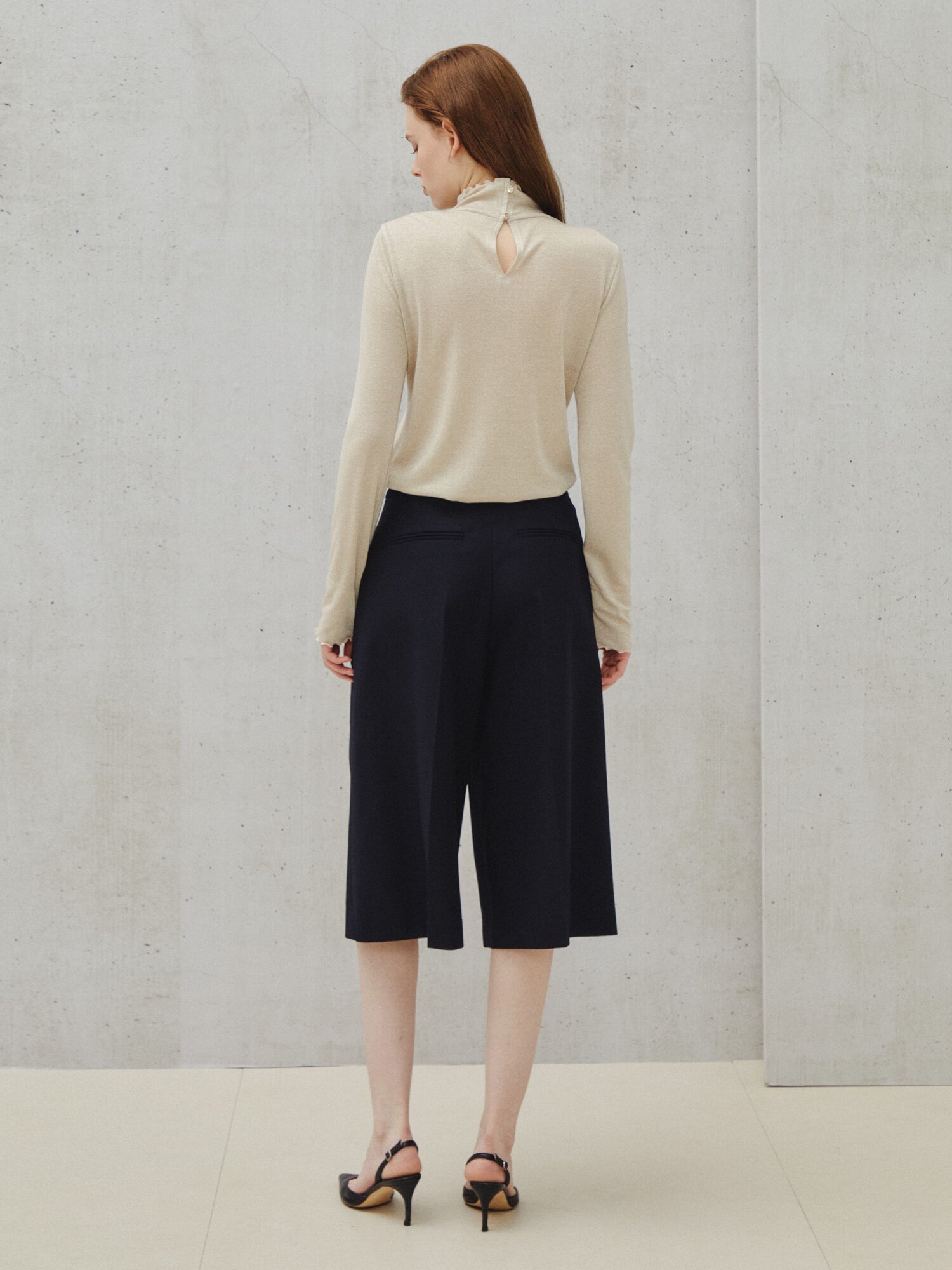 글로우 하이넥 슬림 탑 (BEIGE)