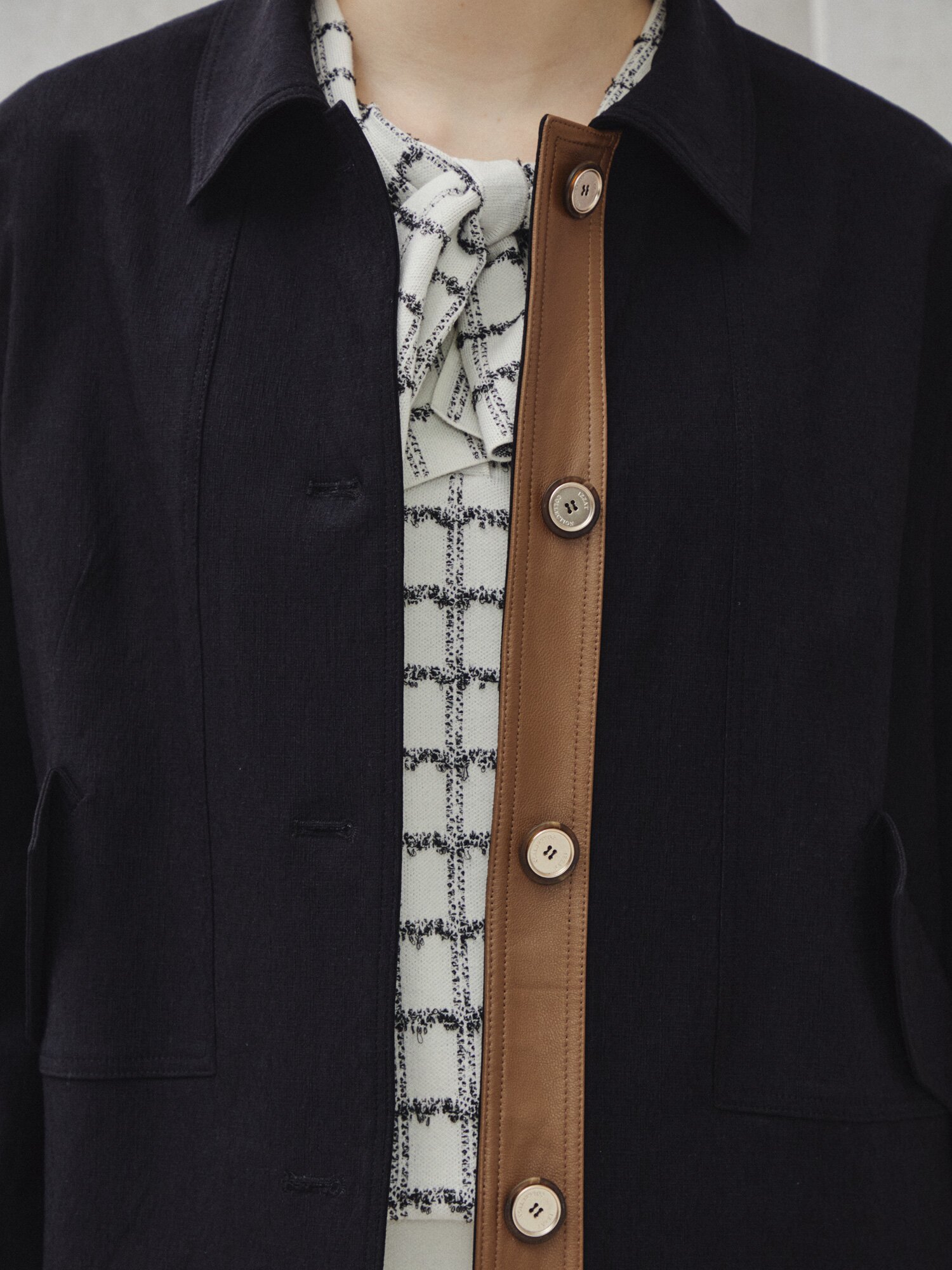 모던 레더 디테일 숏 재킷 (BLACK)