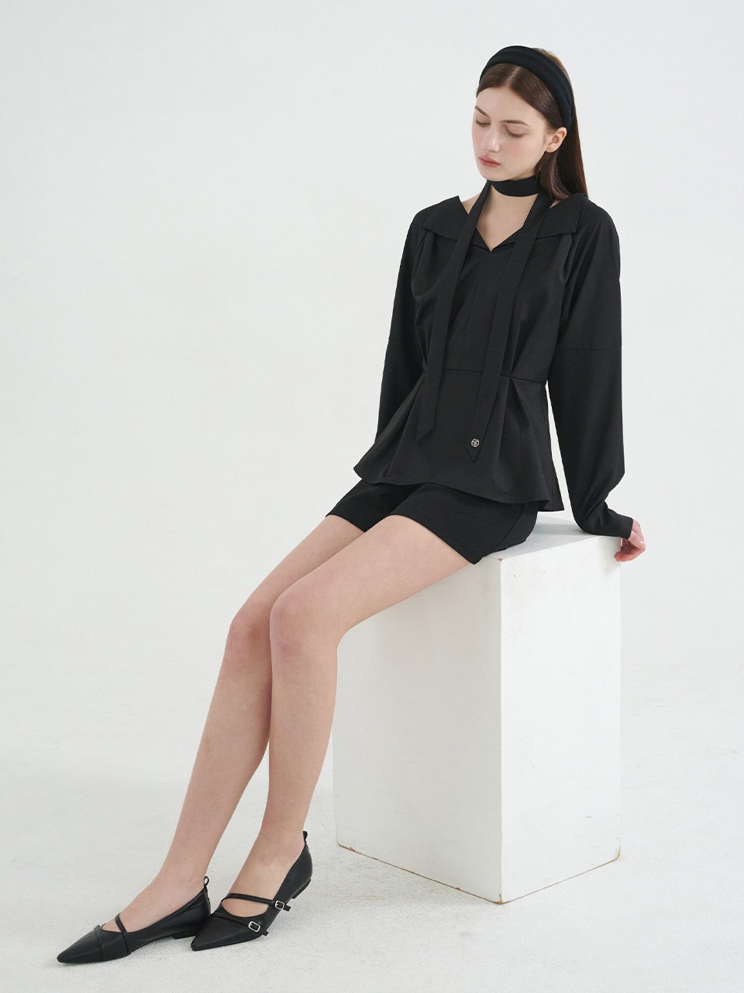 바이샤 오픈 카라 페플럼 블라우스