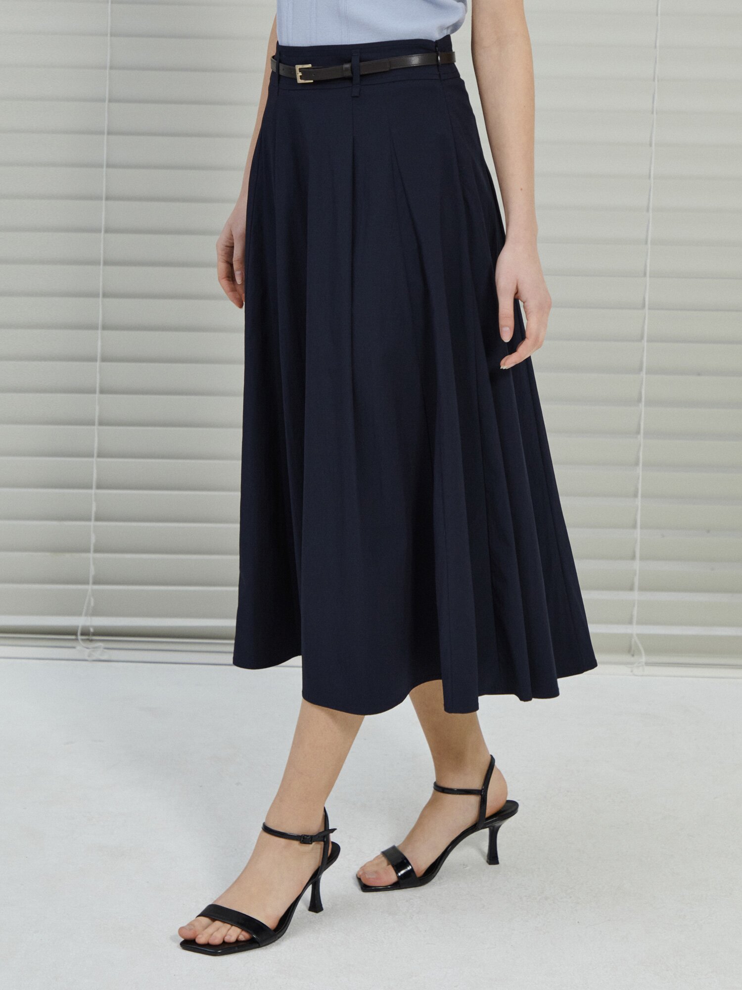 벨티드 원턱 플레어 스커트 (NAVY)