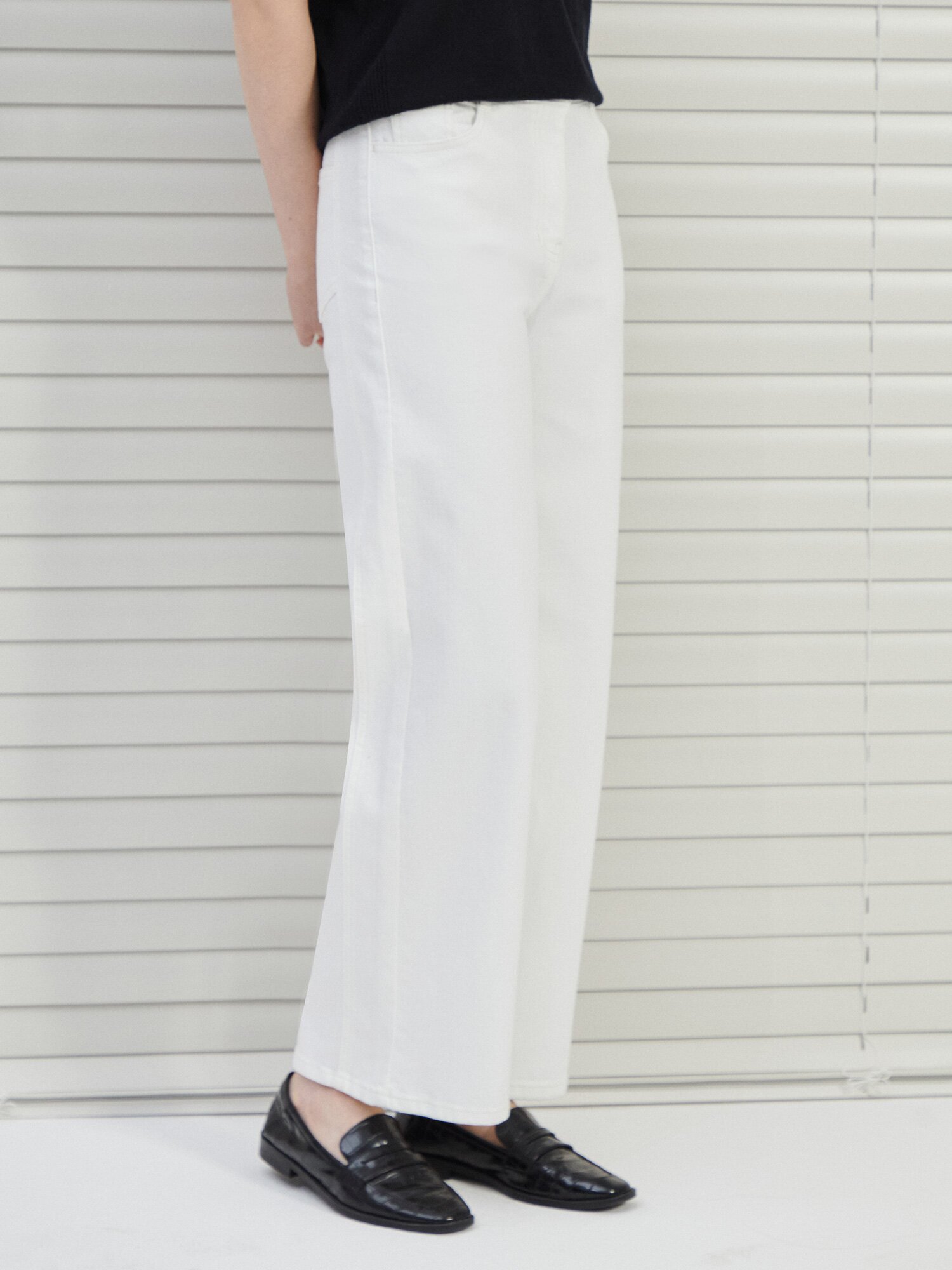 절개 백 밴딩 세미 와이드 데님 팬츠 (IVORY)