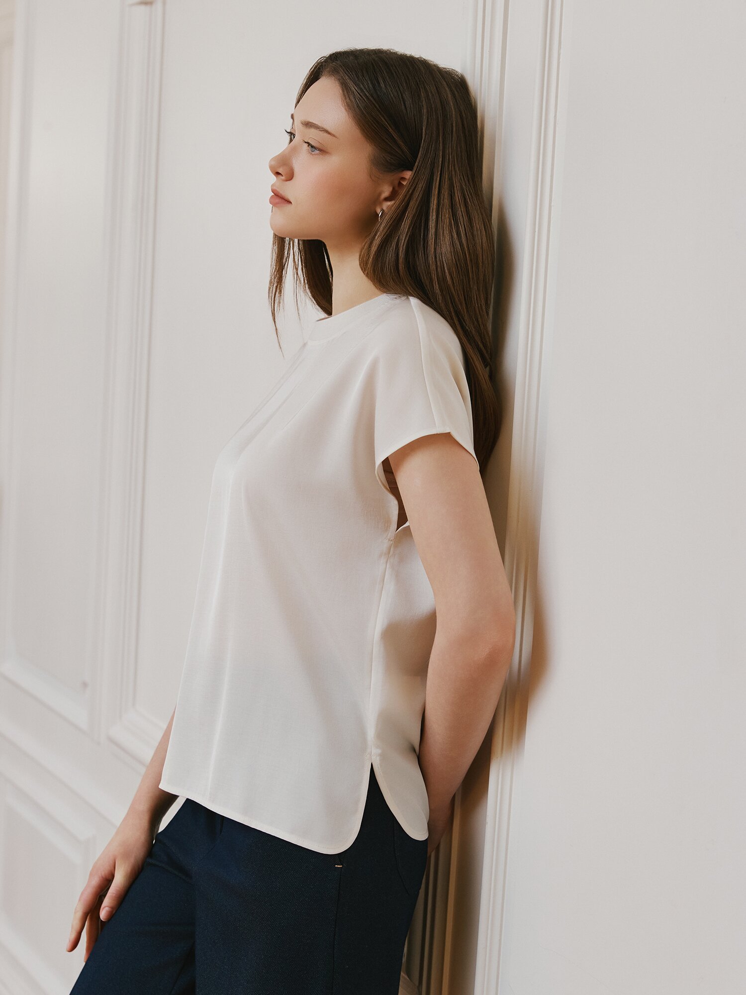 캡 슬리브 라운드넥 블라우스 (IVORY)