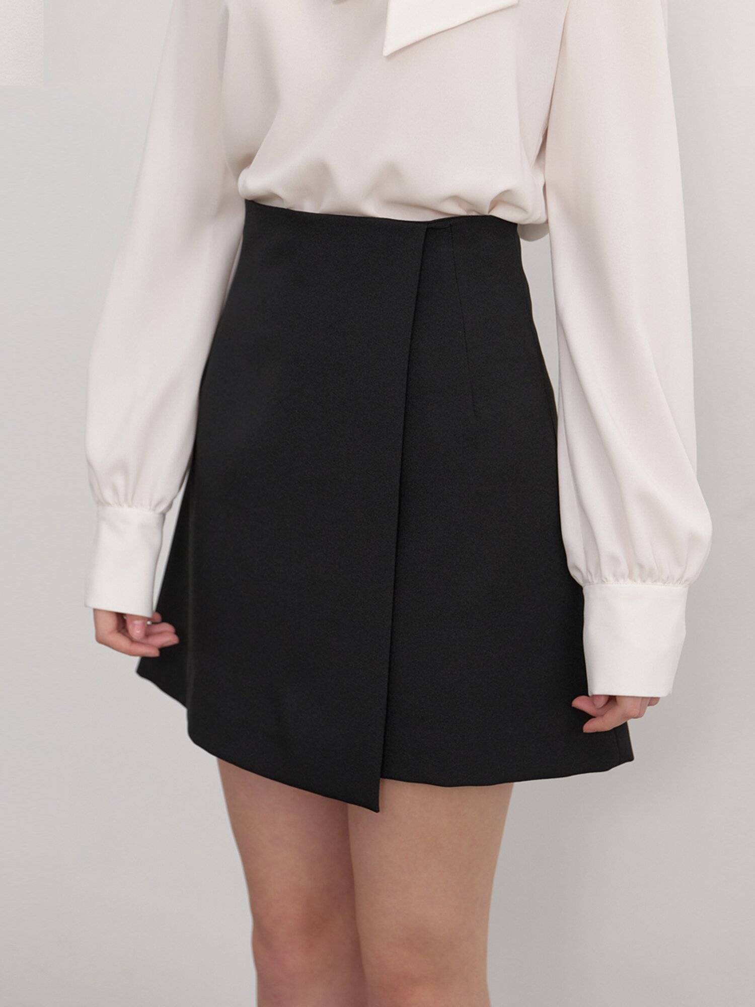 Unbalance Wrap Mini-Skirt / Black
