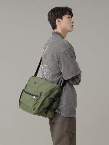 플랩 스퀘어 메신저백 카키