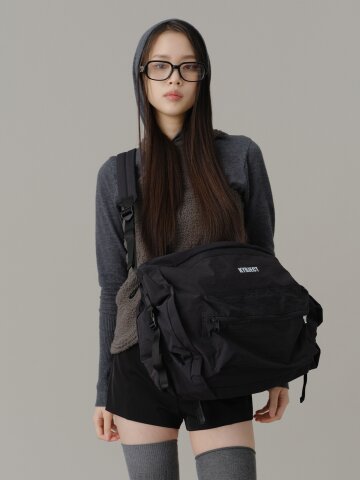 플랩 스퀘어 메신저백 블랙