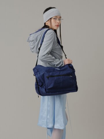 플랩 스퀘어 메신저백 네이비