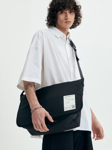 크리틱 메신저 백 블랙