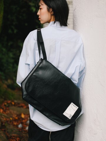 젠더리스 메신저백 블랙