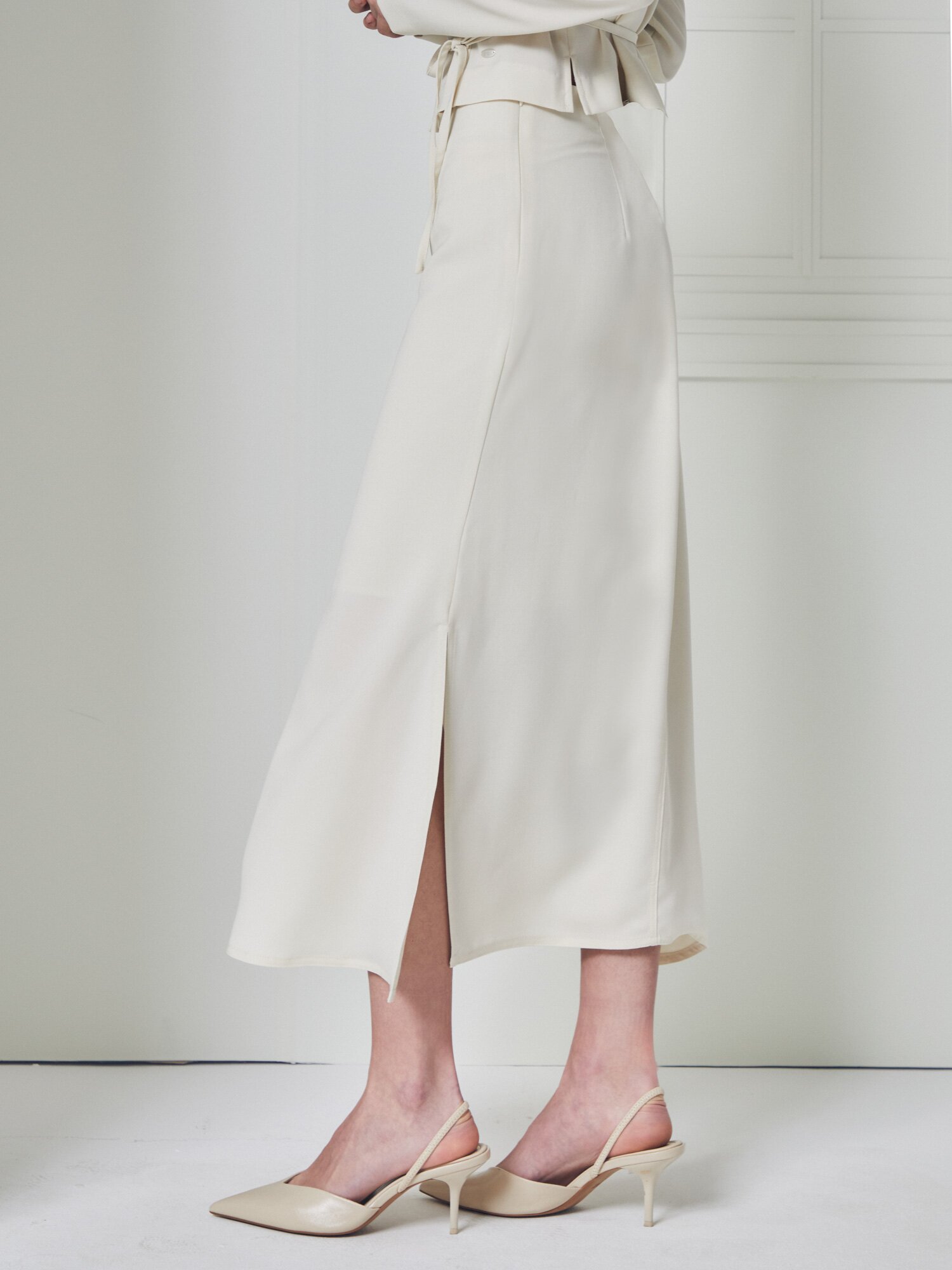 언밸런스 슬릿 머메이드 스커트 (BEIGE)