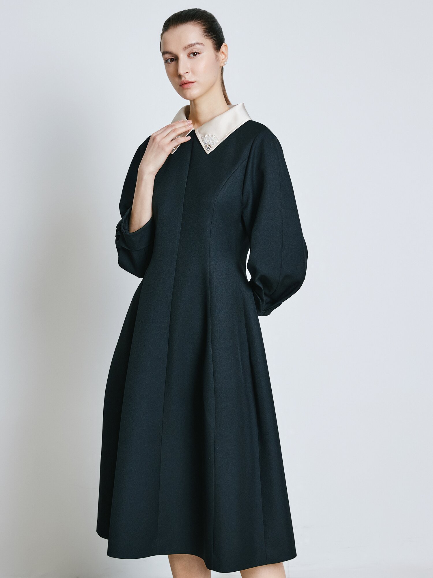 비즈 배색 칼라 플레어 원피스 (BLACK)
