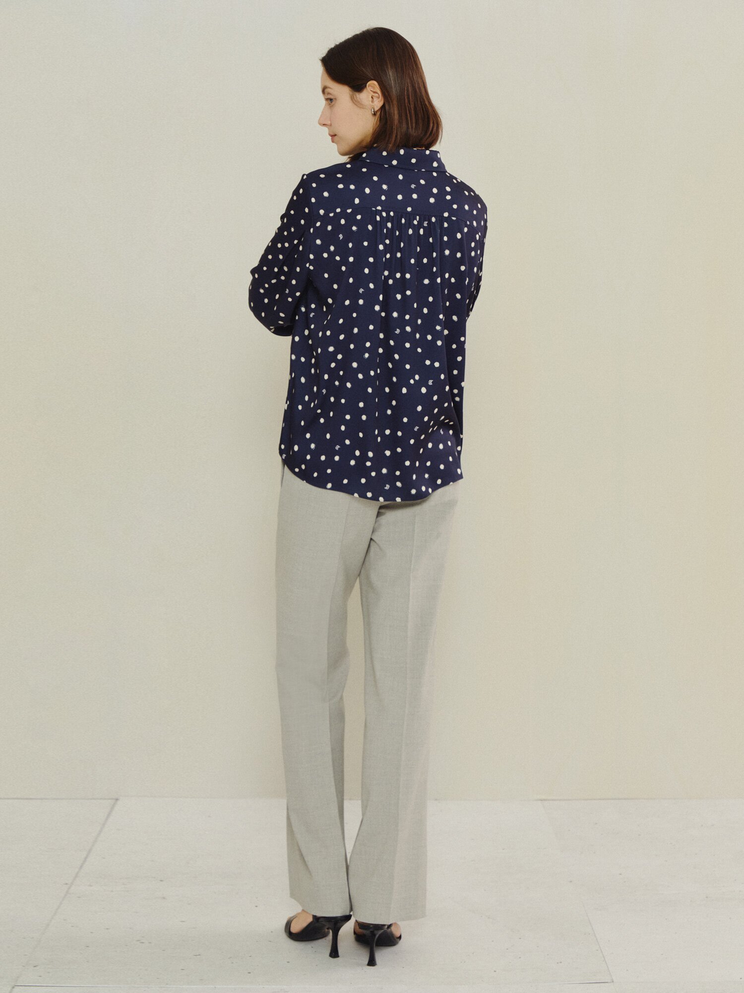 시그니처 로고 프린트 도트 블라우스 (PRINT NAVY)