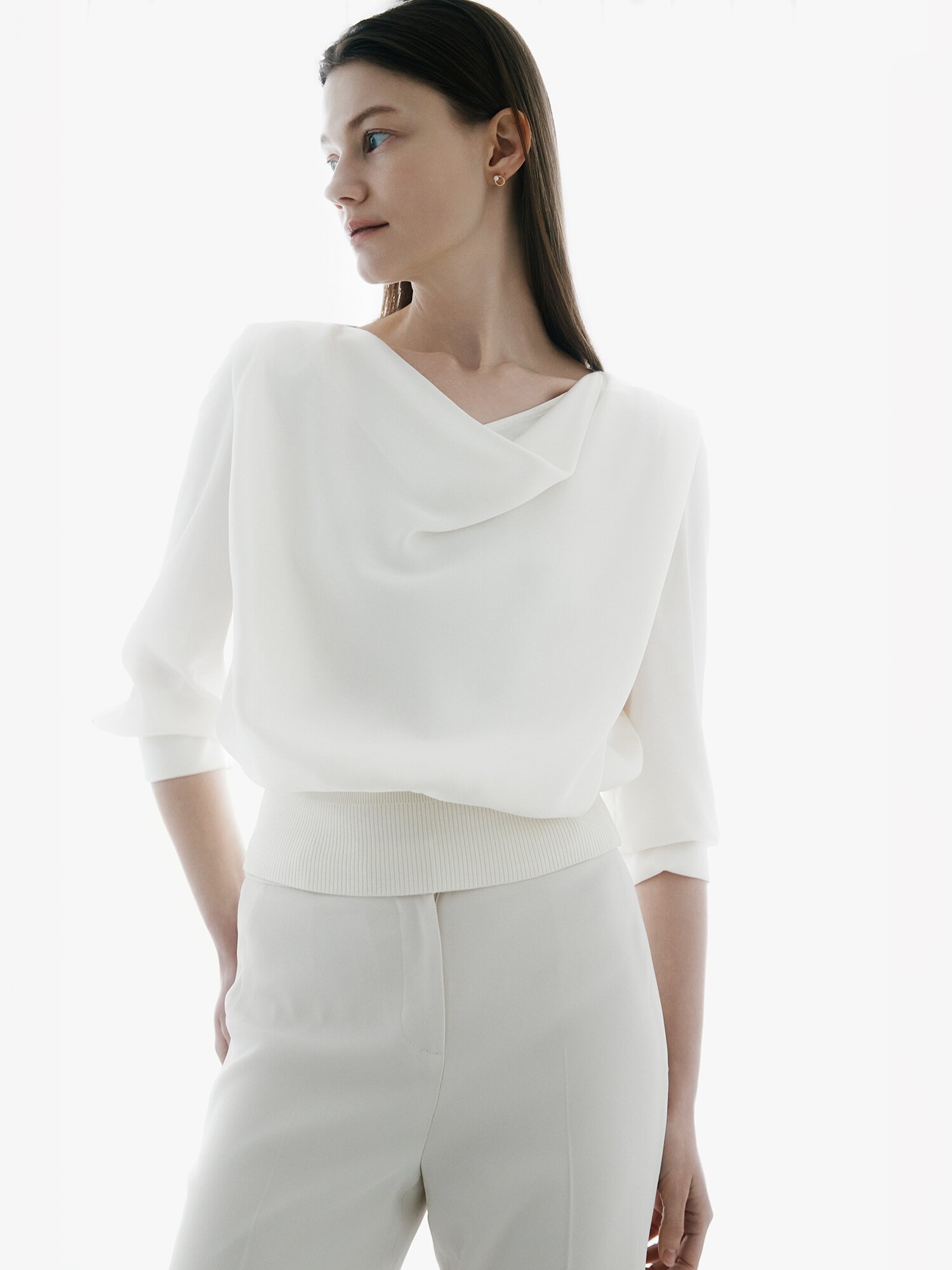 새틴 카울넥 밴딩 블라우스 (IVORY)