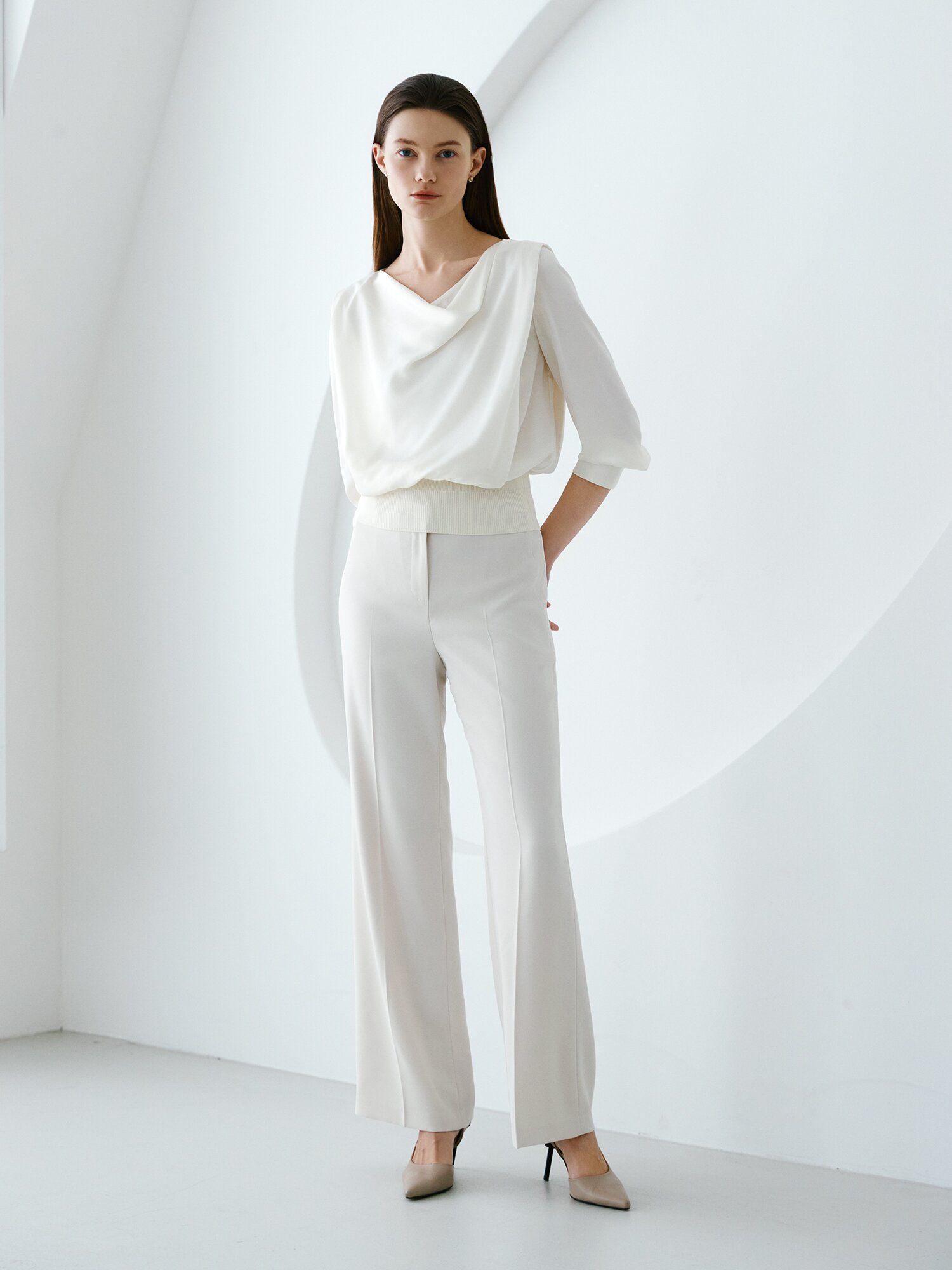 새틴 카울넥 밴딩 블라우스 (IVORY)