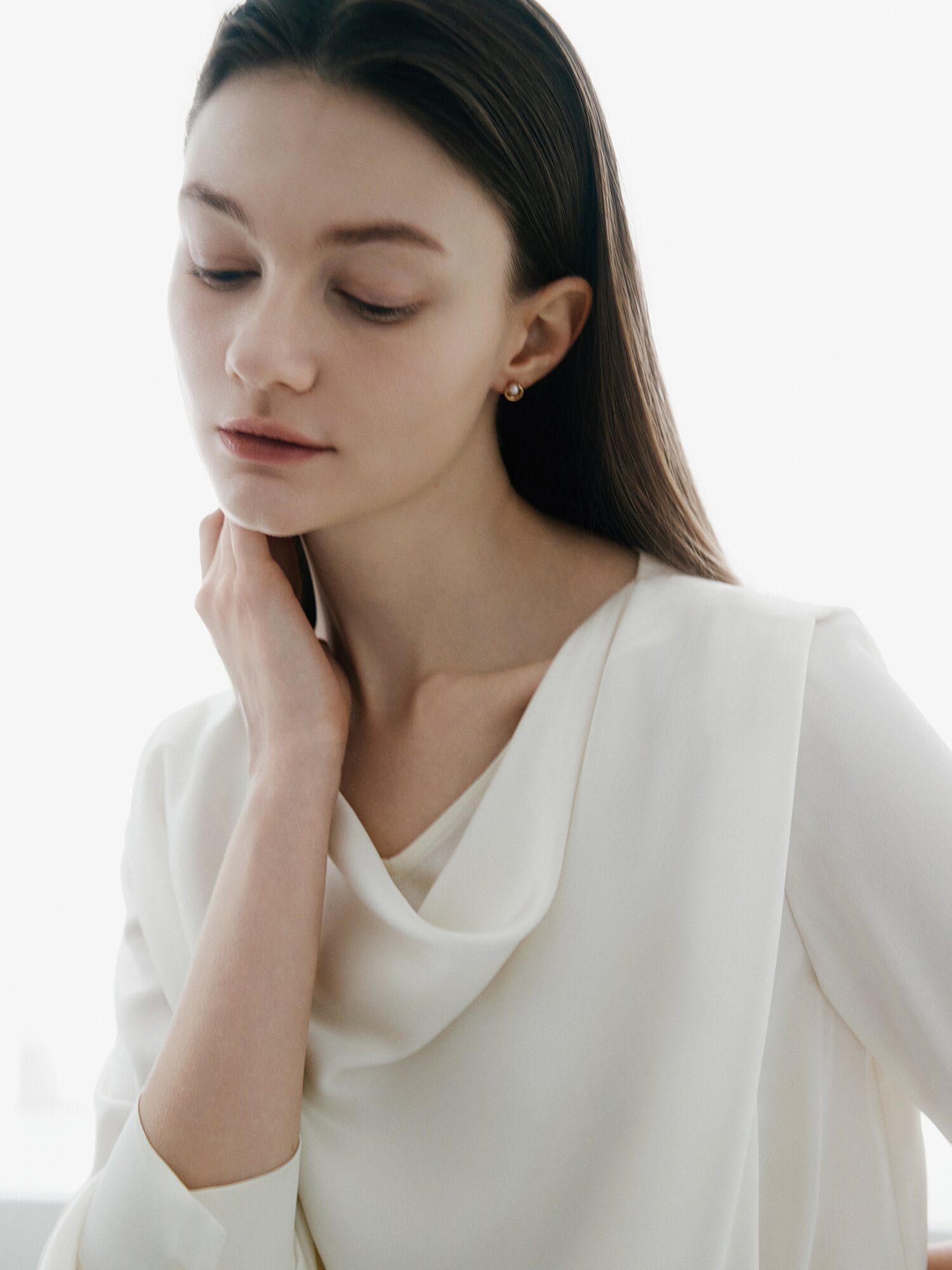 새틴 카울넥 밴딩 블라우스 (IVORY)