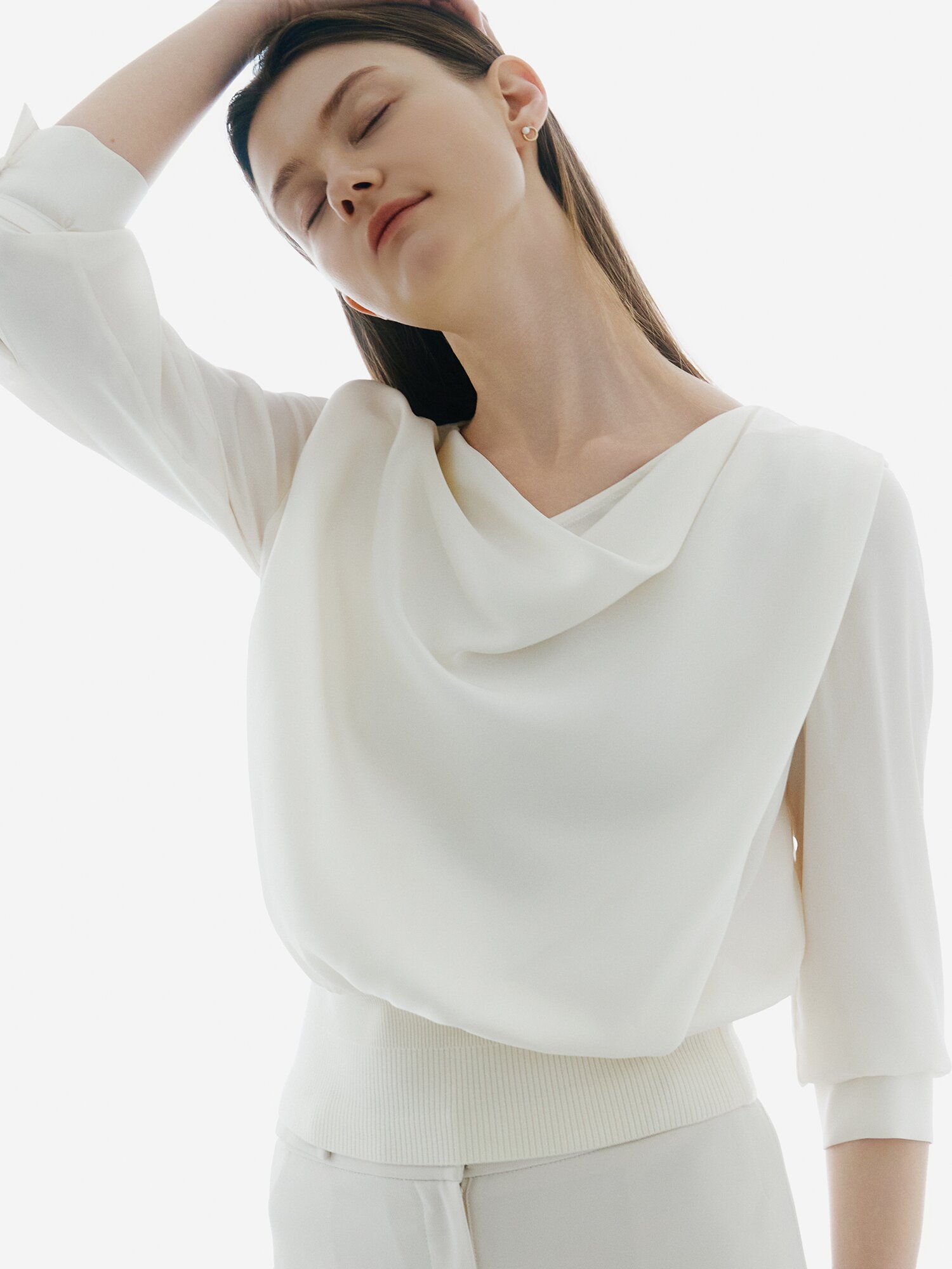 새틴 카울넥 밴딩 블라우스 (IVORY)