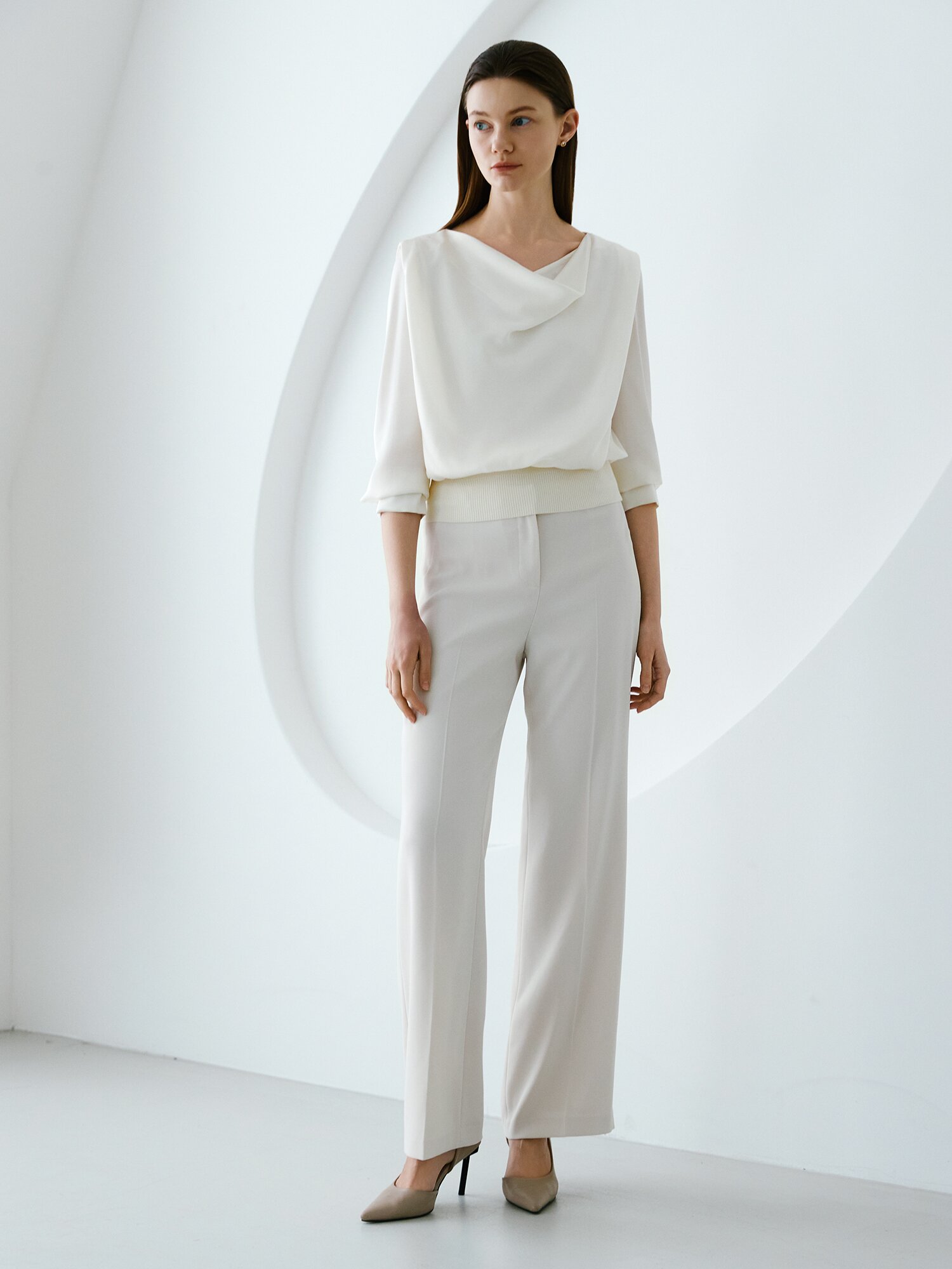 새틴 카울넥 밴딩 블라우스 (IVORY)