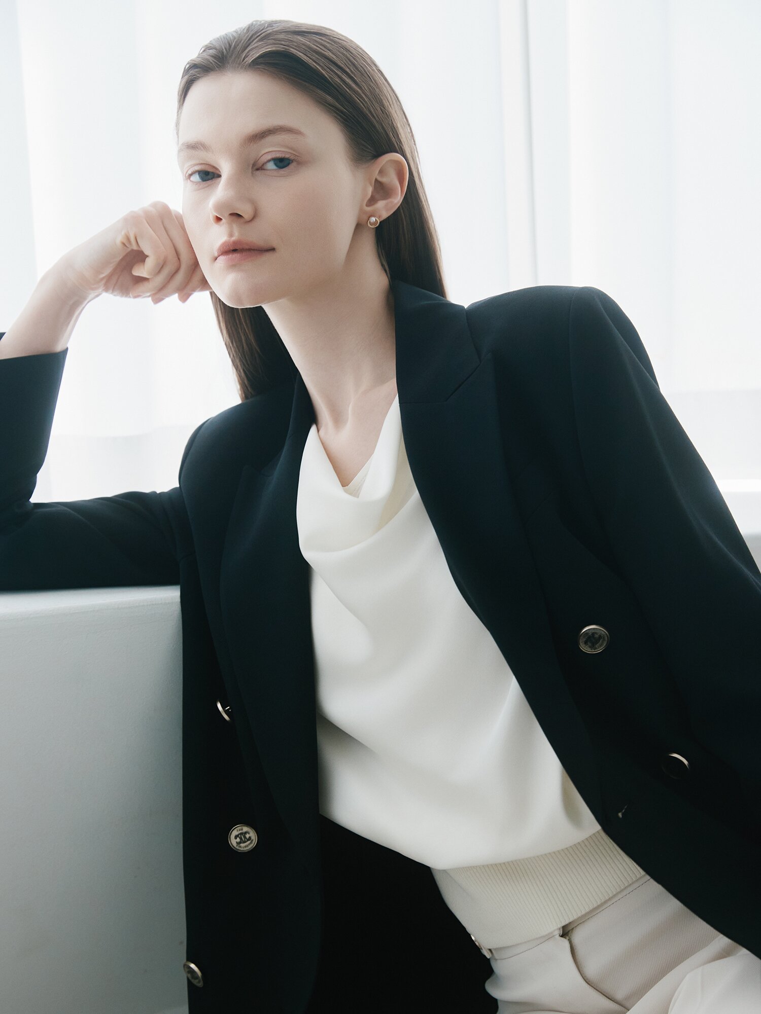 새틴 카울넥 밴딩 블라우스 (IVORY)